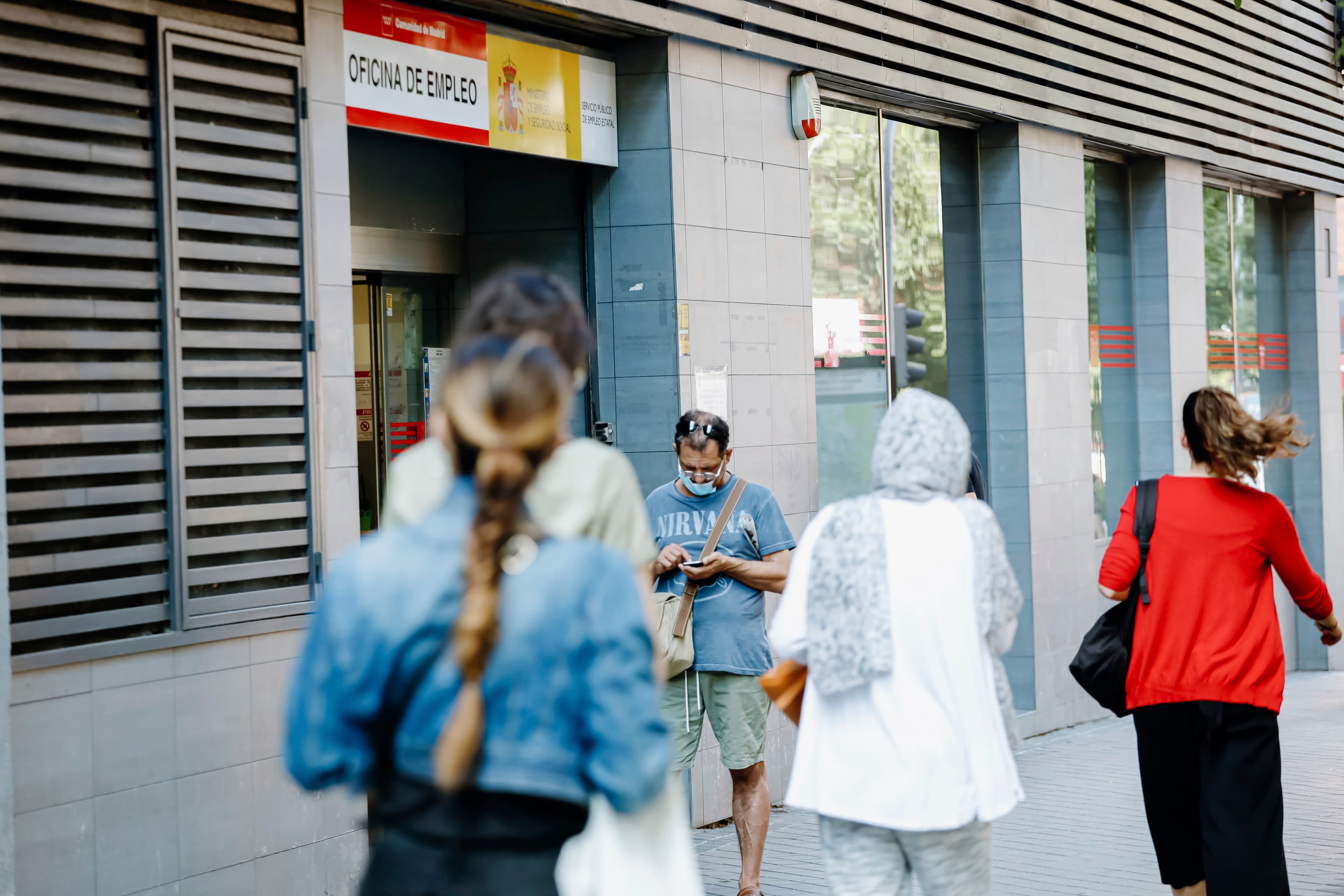 Los inmigrantes regularizados impulsan otro récord de empleo, pero también la mayor subida del paro en septiembre desde 2017