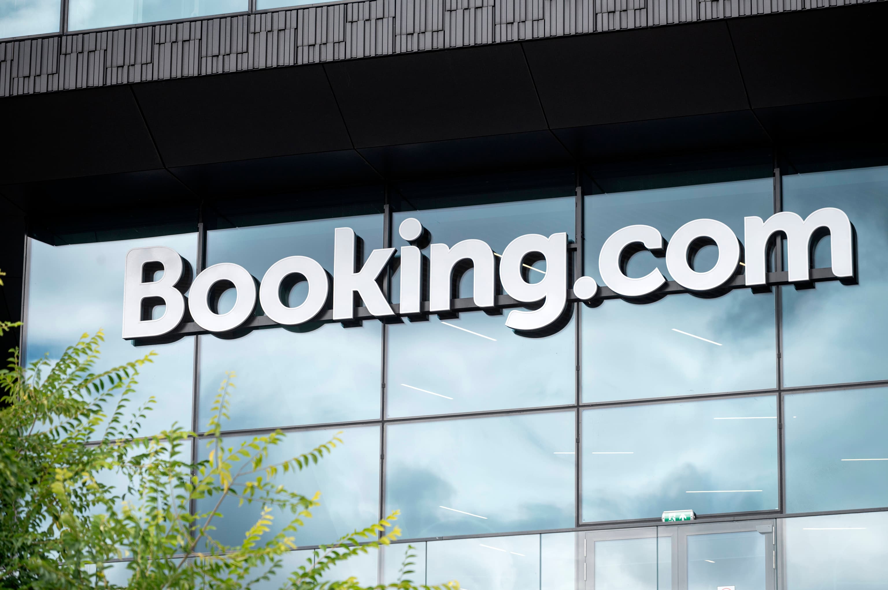 Bruselas expedienta a Booking por no tomar medidas contra el 'phishing' y los anuncios fraudulentos