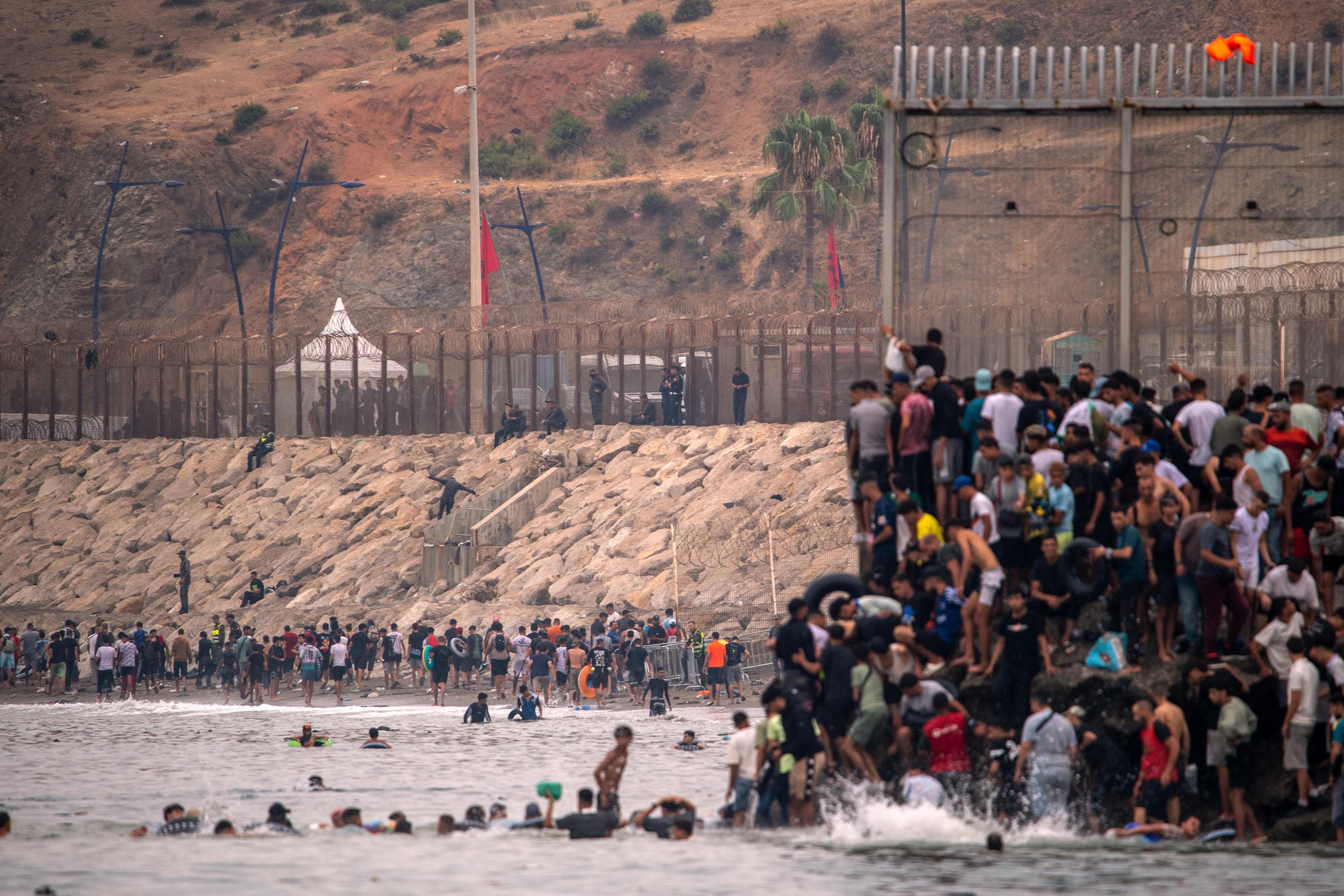 El Ministerio del Interior se reitera ante la Justicia: no hubo aviso previo al asalto de 90.000 inmigrantes a la frontera de Ceuta