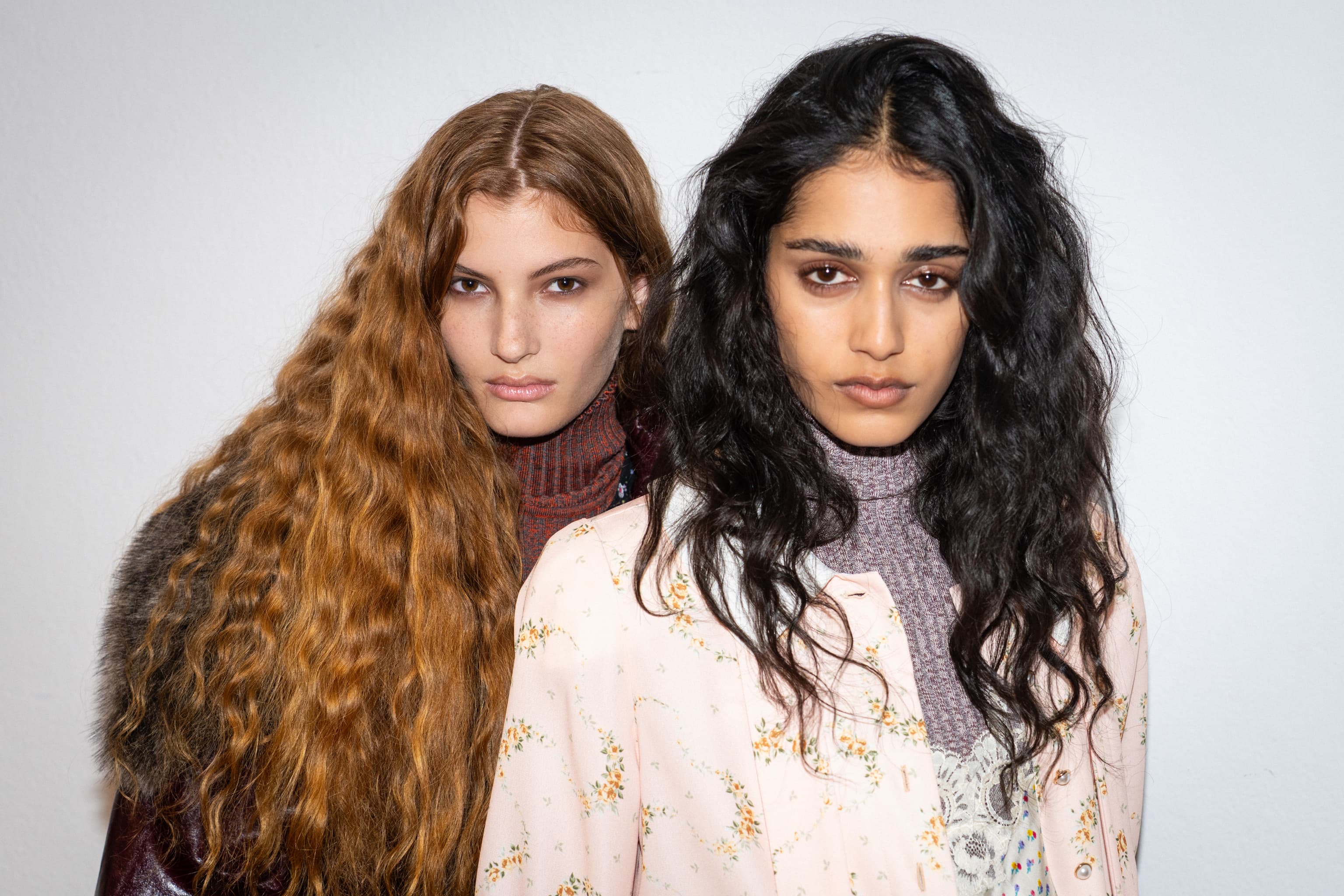 Miradas ojerosas en Gucci o sombras corridas en Prada: las tendencias de maquillaje del otoño dicen no a la perfección de la IA