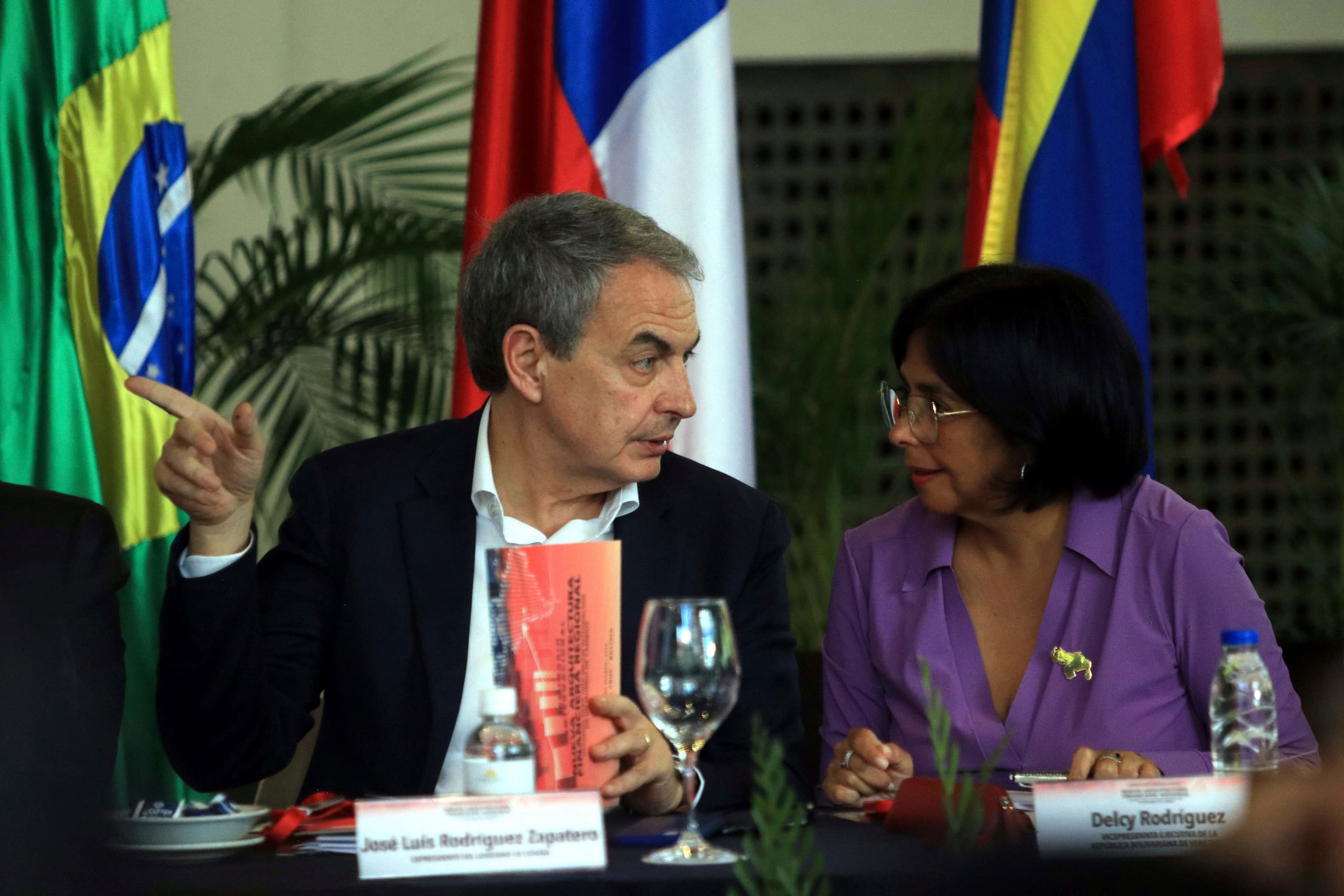 La influencia de Zapatero en Sánchez y la política exterior con Venezuela