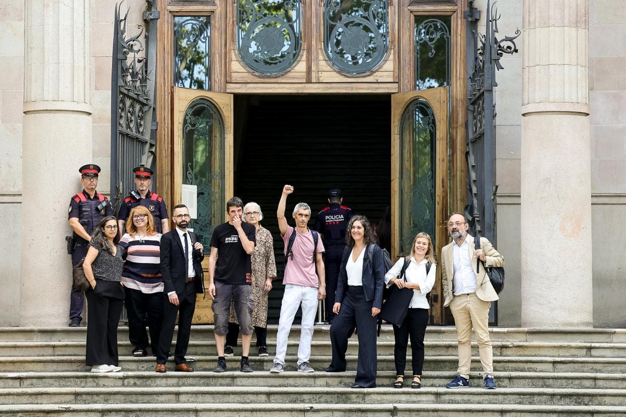 El Govern de Illa multará a la empresa de traducción del catalán en el juicio contra los cuatro agentes de la Policía Nacional no amnistiados por el 1-O
