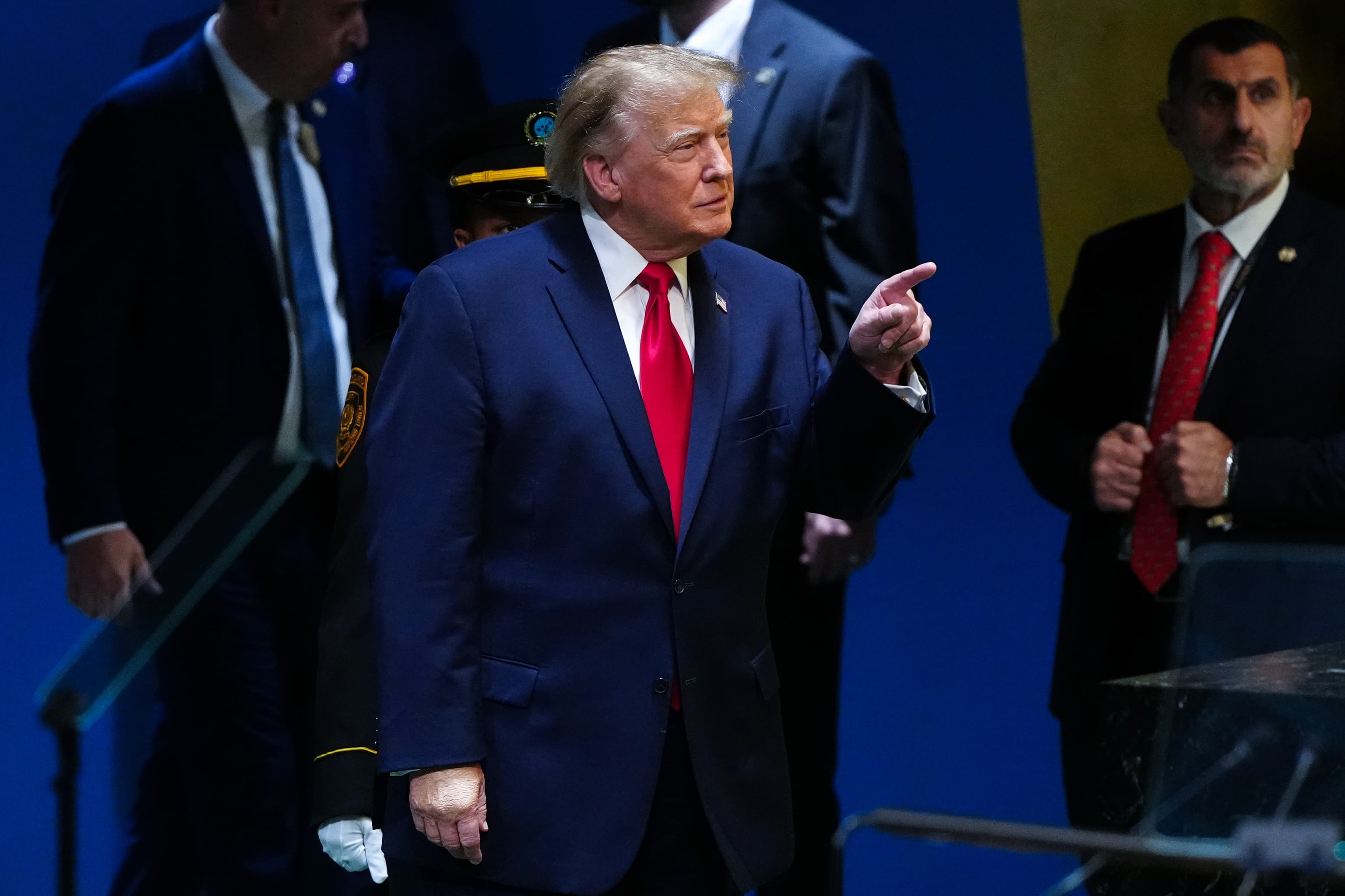 Trump afirma que funcionarios estadounidenses e iraníes se reunieron el martes, poco después de advertir que podría "aniquilar" a Irán