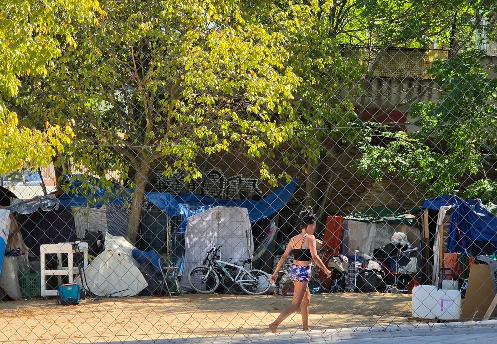El asentamiento ilegal de la calle Villaamil, a punto de ser desalojado: "A las cinco de la mañana se lían a dar golpes con la chatarra... Me hacen salir de casa a preguntarles qué pasa"