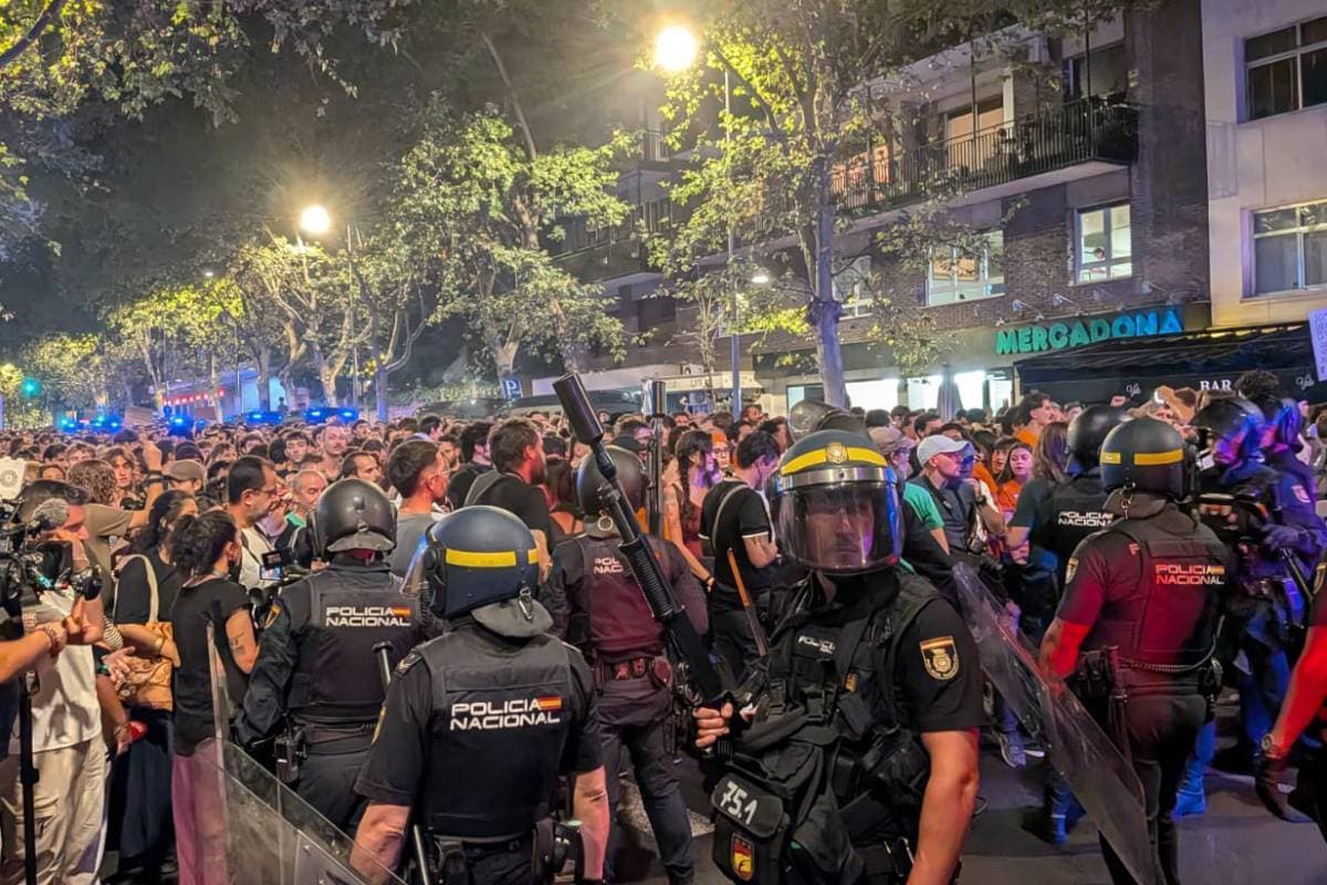 Miles de personas protestan frente al 'ático de Ayuso' por el desahucio de Maricarmen: "La vivienda es un derecho"