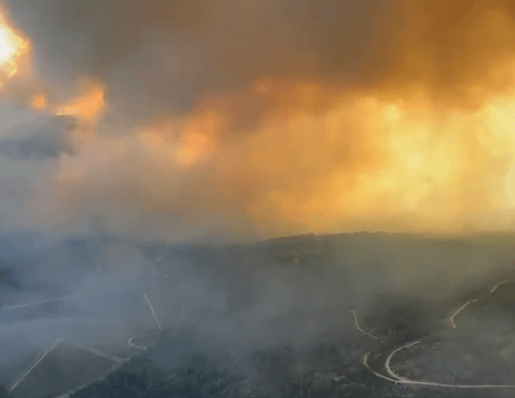 Al menos 350 hectáreas quemadas en un incendio en Calvos de Randín (Ourense)