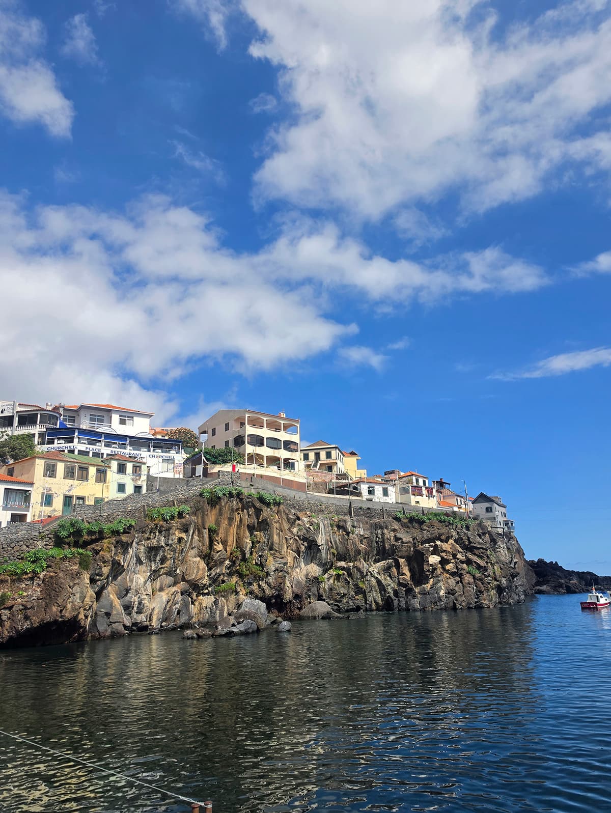 Escapada otoñal a Madeira, la isla de la primavera eterna: impresionantes acantilados, vistas de cinco estrellas y, quizás, el mejor pan del mundo