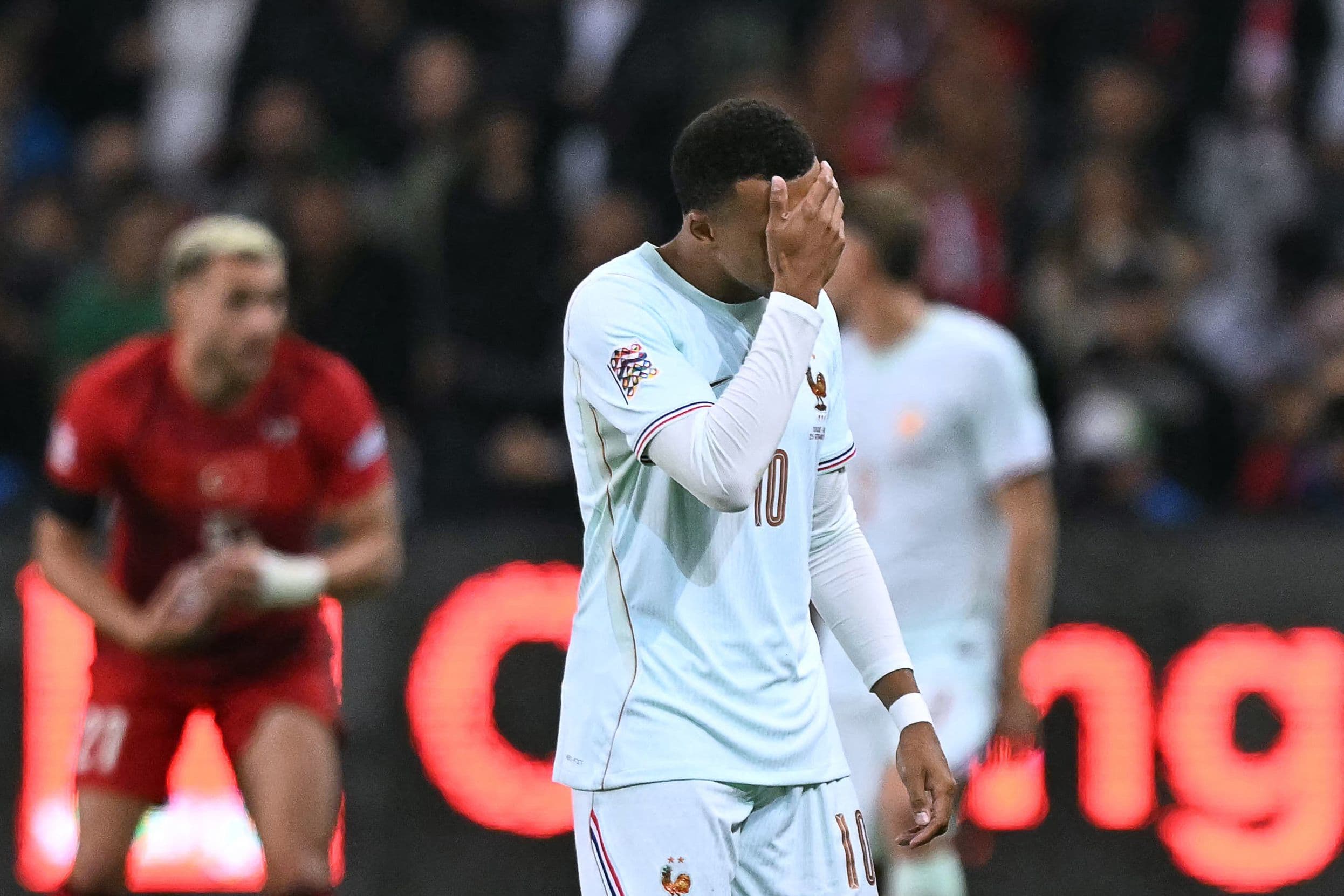 Mbappé se marcha lesionado tras anotar el gol de la victoria en el estreno de Zidane y Mancini no evita la derrota