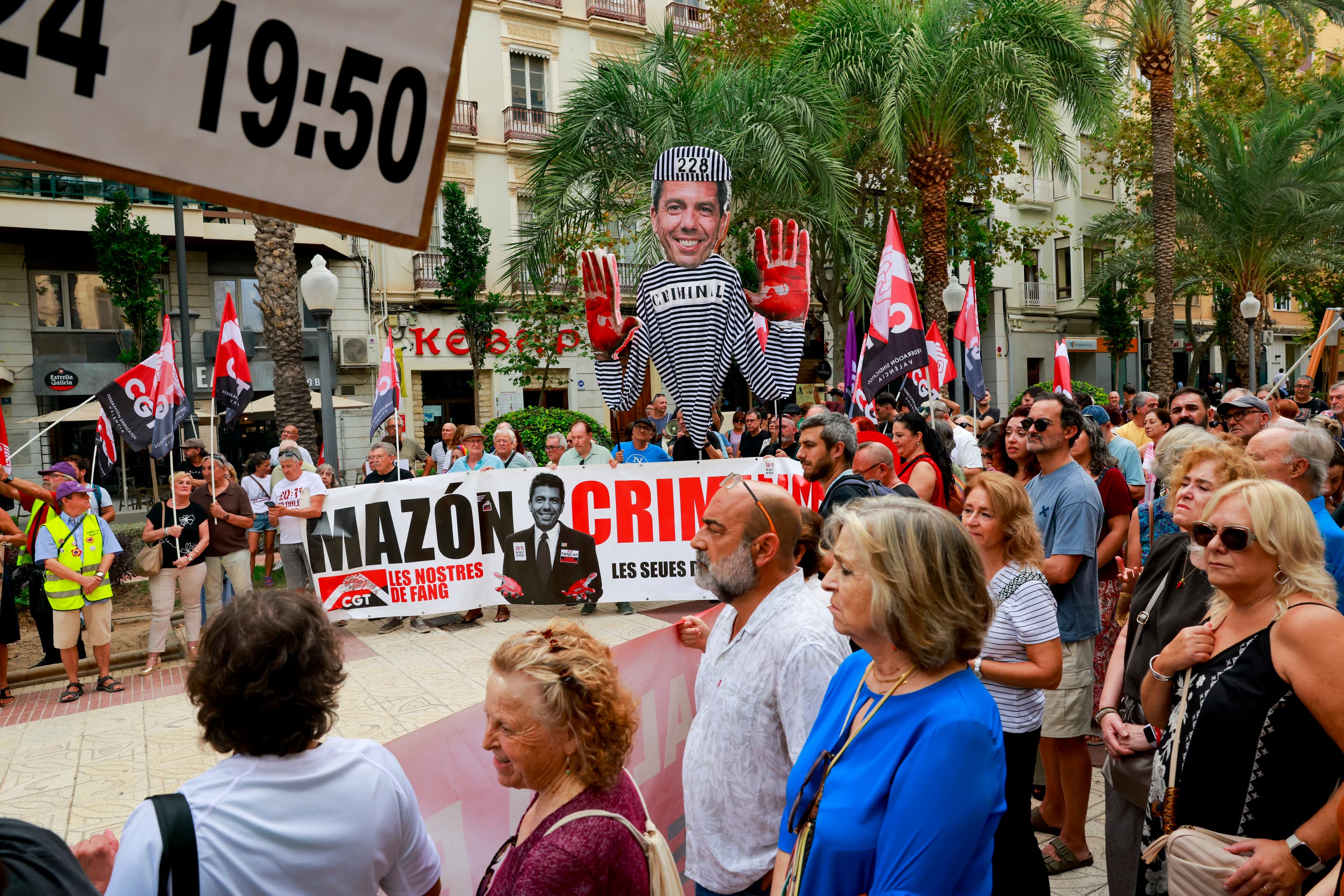 Las asociaciones de víctimas de la dana se concentran en Alicante para pedir prisión para Mazón
