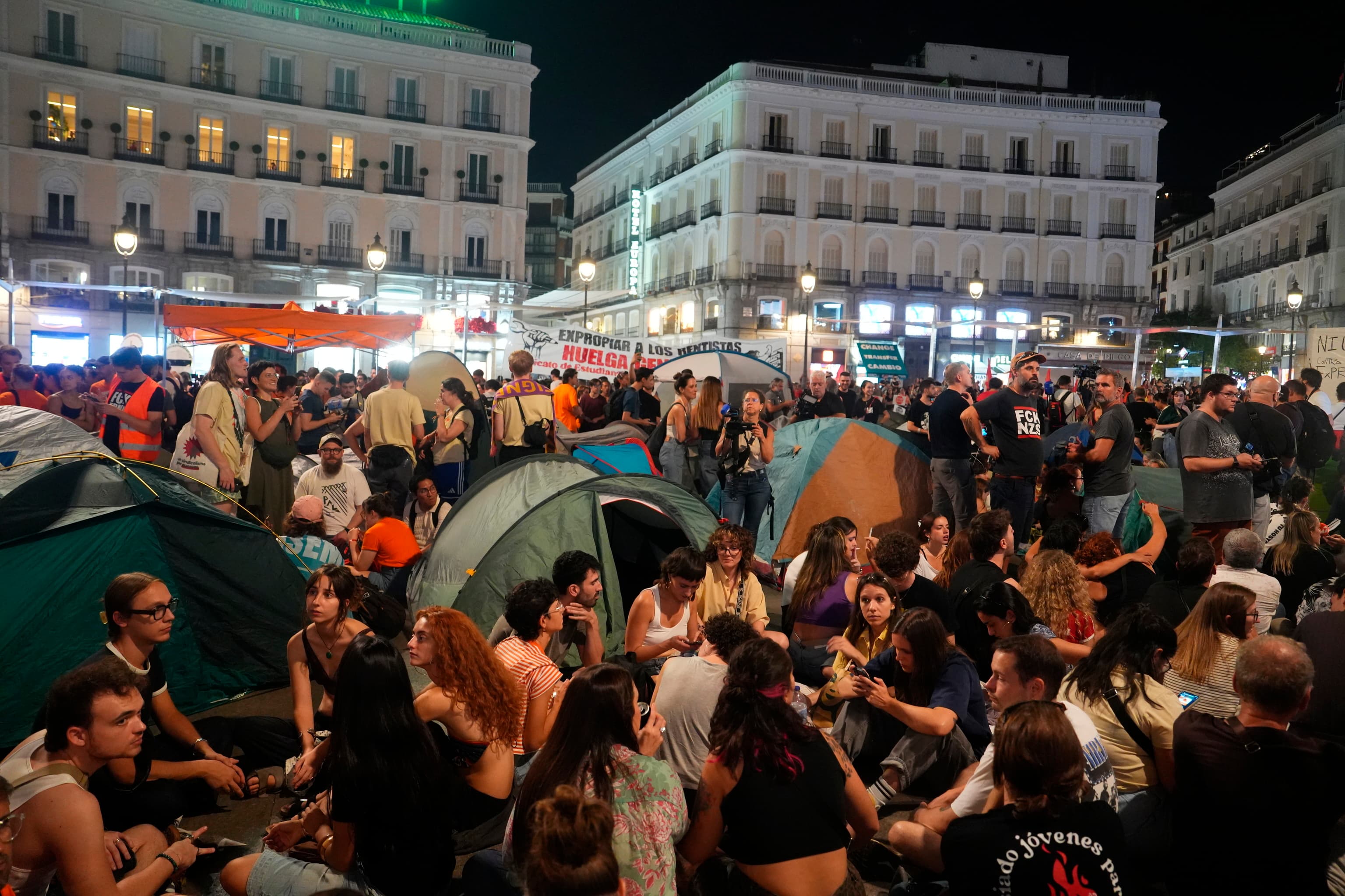 La indignación por la vivienda desemboca en un 15-M para Sánchez: "O cae el rentismo, o cae el Gobierno"