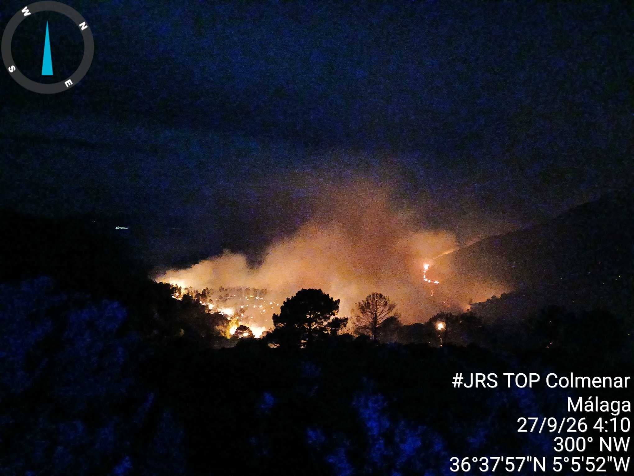 Los vecinos de Igualeja y Parauta (Málaga), confinados por un fuego que complica el viento