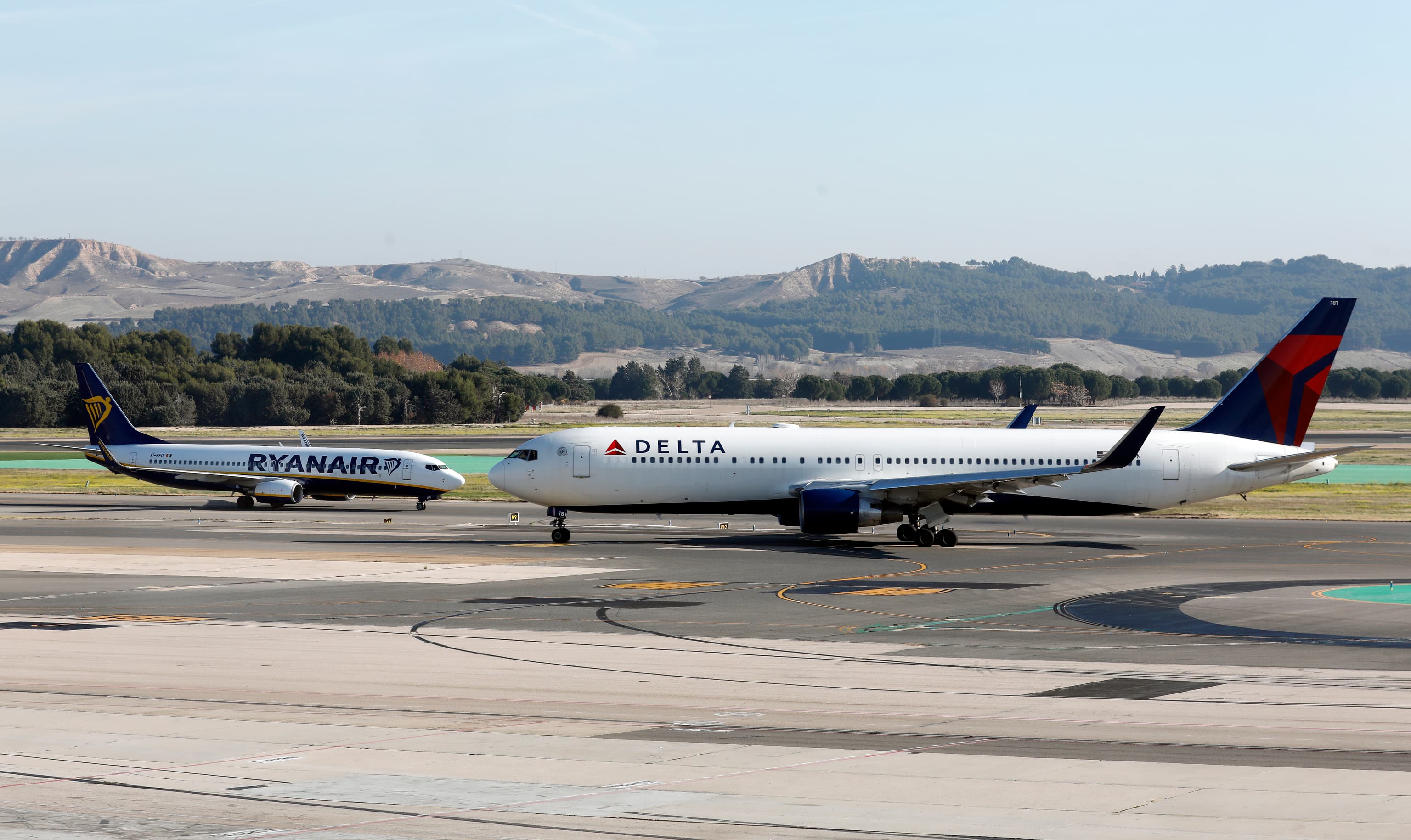 Un avión de Delta que despegó de Barcelona aterriza de emergencia en Oporto tras detectarse humo en la cabina