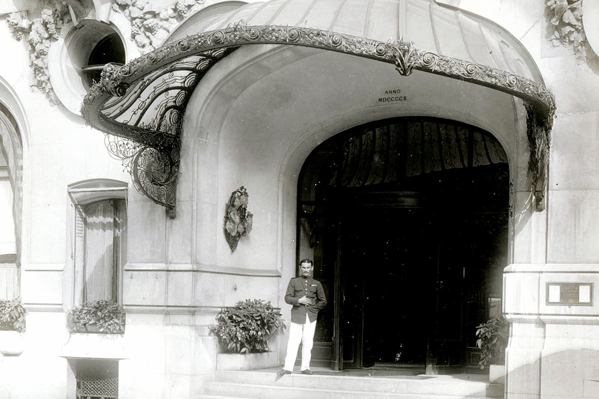 Las tres vidas del Hotel Lutetia: refugio de artistas, guarida de espías nazis y centro de acogida de los supervivientes del Holocausto