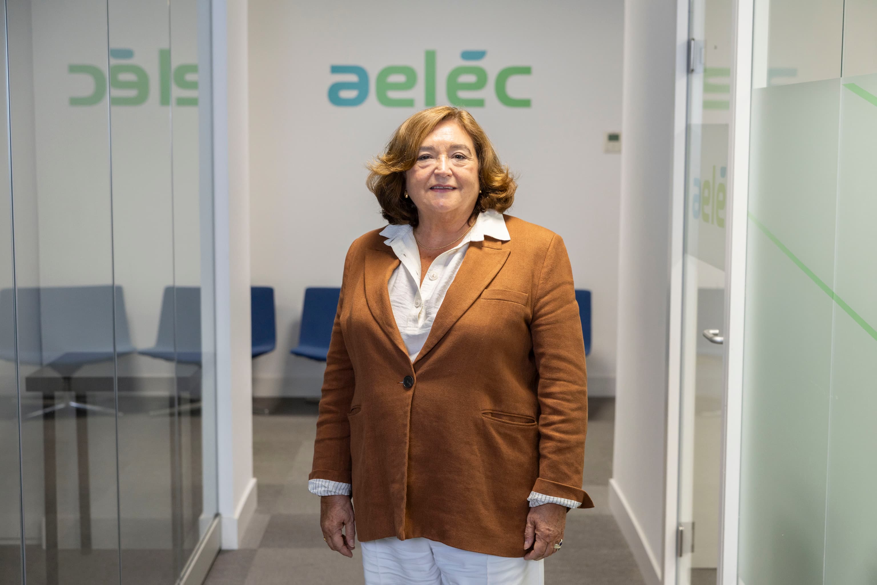 Marina Serrano (Aelec): "El Gobierno penaliza con impuestos a la electricidad producida aquí y subvenciona el gas de fuera"