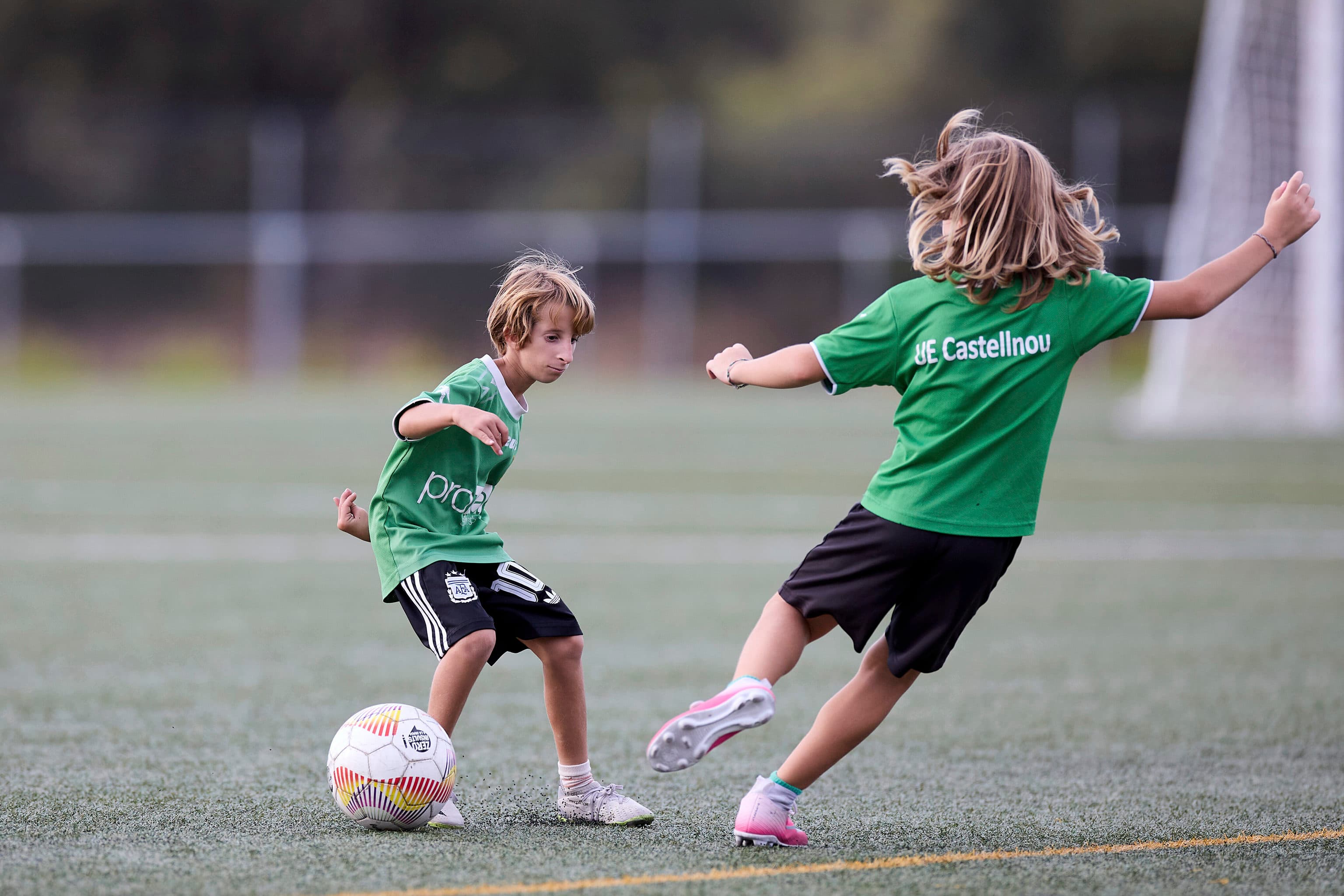 Luca, el niño con una enfermedad ultrarrara que sólo quiere jugar al fútbol: "Para él todo es gigante"