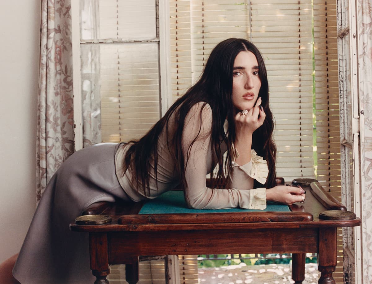 Judeline, la primera cantante española que ha llegado al número 1 de Spotify: "Cuando era pequeña se reían de mí por mis cejas y  por eso ahora me gusta que sean mi seña de identidad"