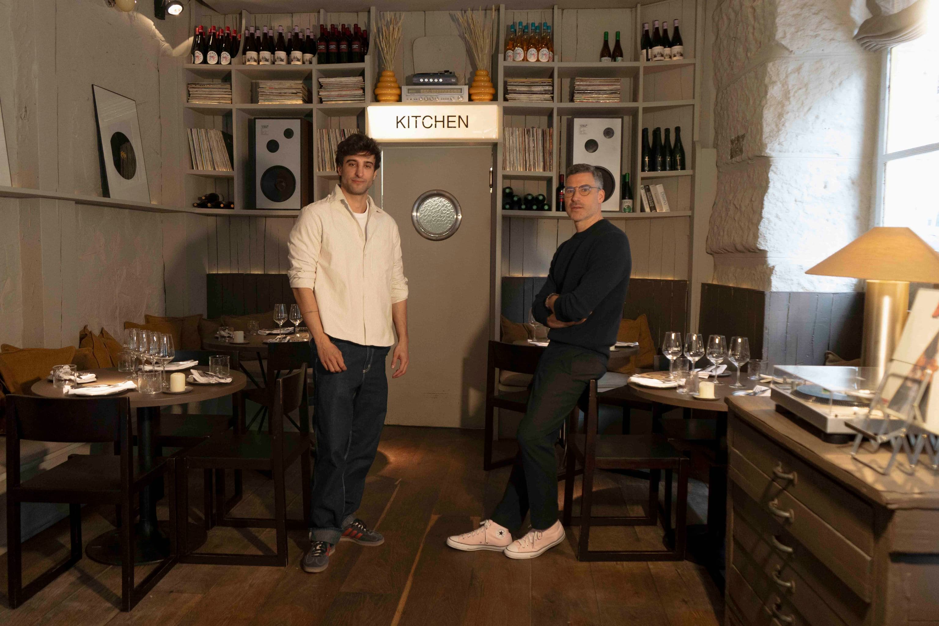 Sardö, el 'wine bar' que reinventa los platos tradicionales desde el corazón de Chamberí: "Las barras están volviendo, dan libertad y vida"