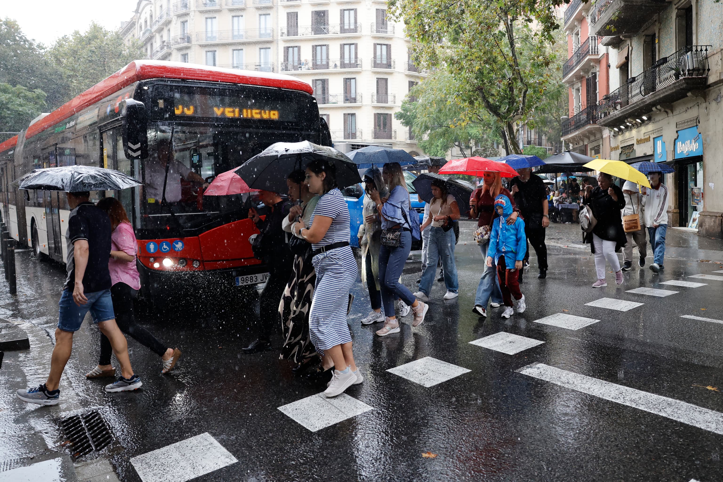 El Servicio Meteorológico alerta de un "mini huracán" en el litoral y eleva al máximo nivel de peligro el aviso por lluvia desde este sábado en Tarragona, Barcelona y Girona