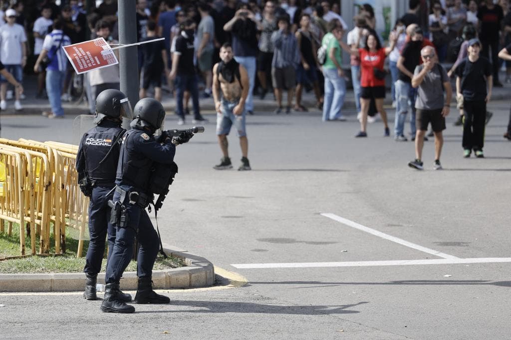 Tensión en Valencia: cinco detenidos y nueve policías heridos en el asalto al Palau de Les Arts, donde había un congreso inmobiliario