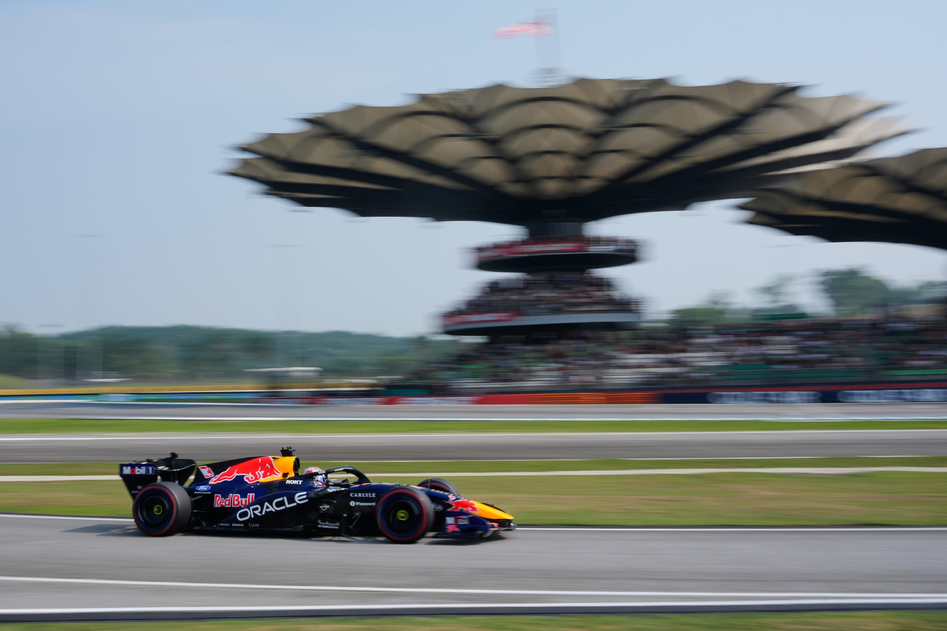 Pole para Verstappen en el GP de Baréin donde Alonso mostró la mejoría de Aston Martin