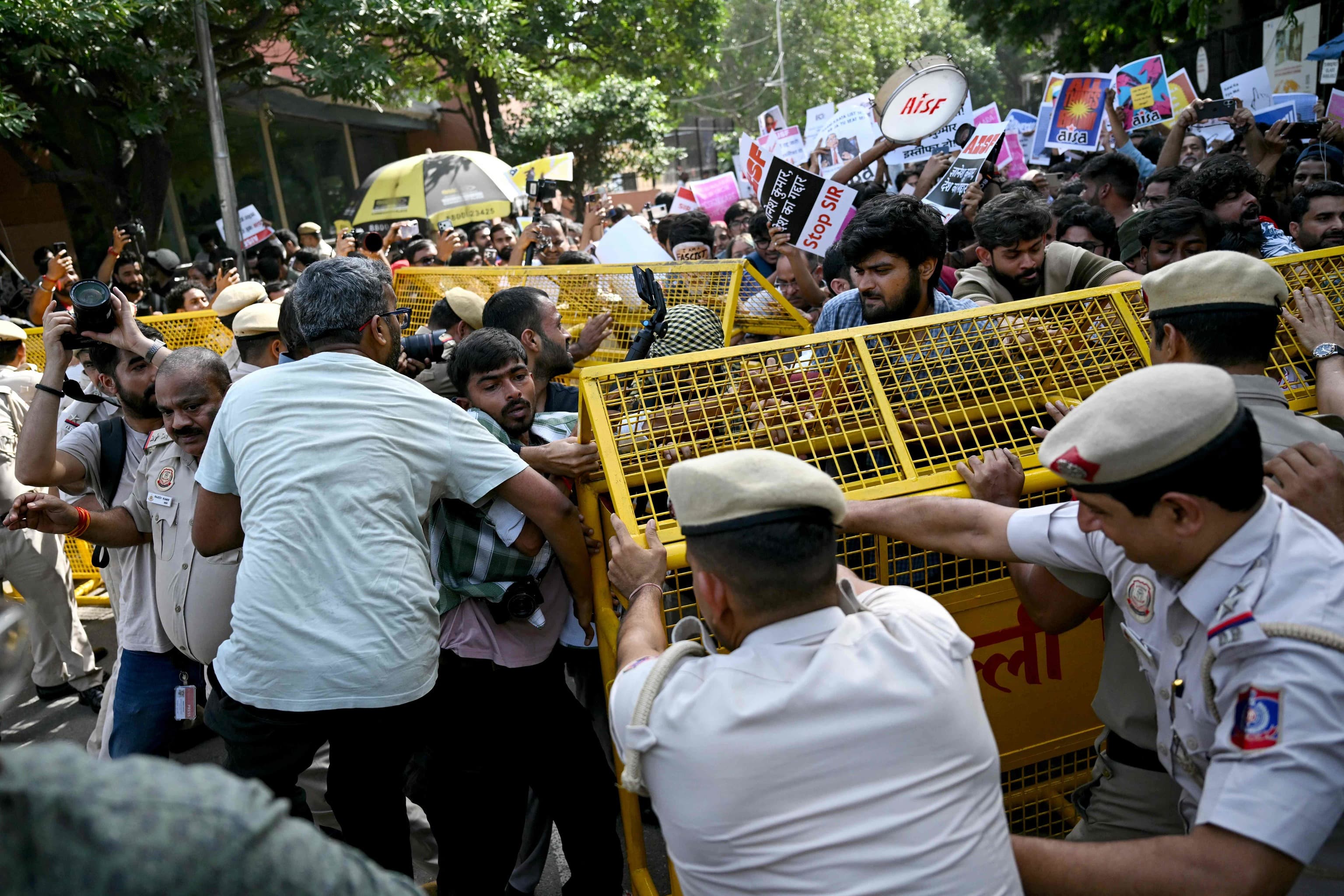 Las "cucarachas" vuelven a las calles de India por los cambios en el censo electoral