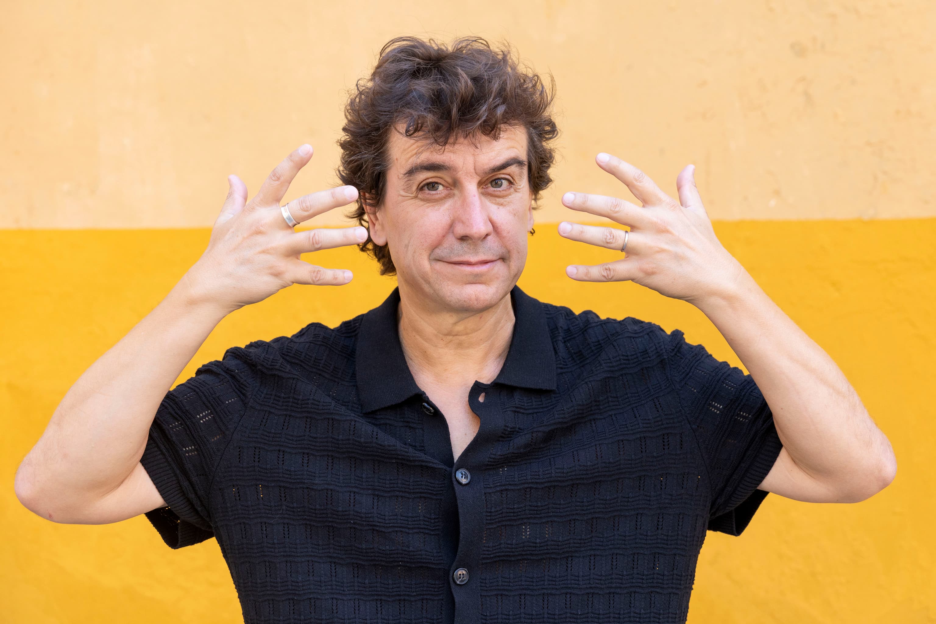 Javier Veiga: "Hay que reducir el protagonismo de los políticos, ocupan demasiado espacio en nuestra vida social"
