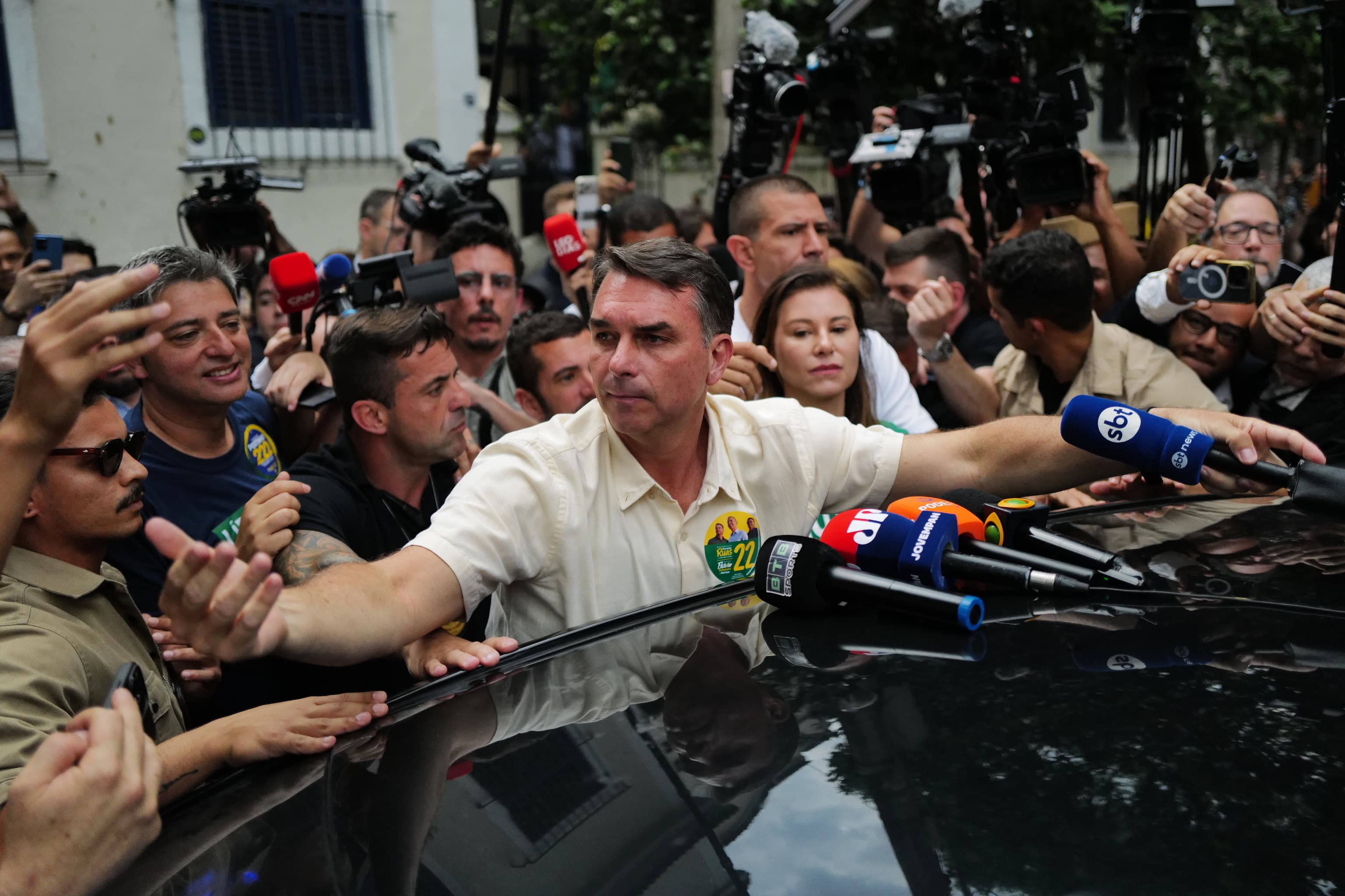 Flávio Bolsonaro desborda las encuestas y se acerca a la Presidencia de Brasil frente a Lula