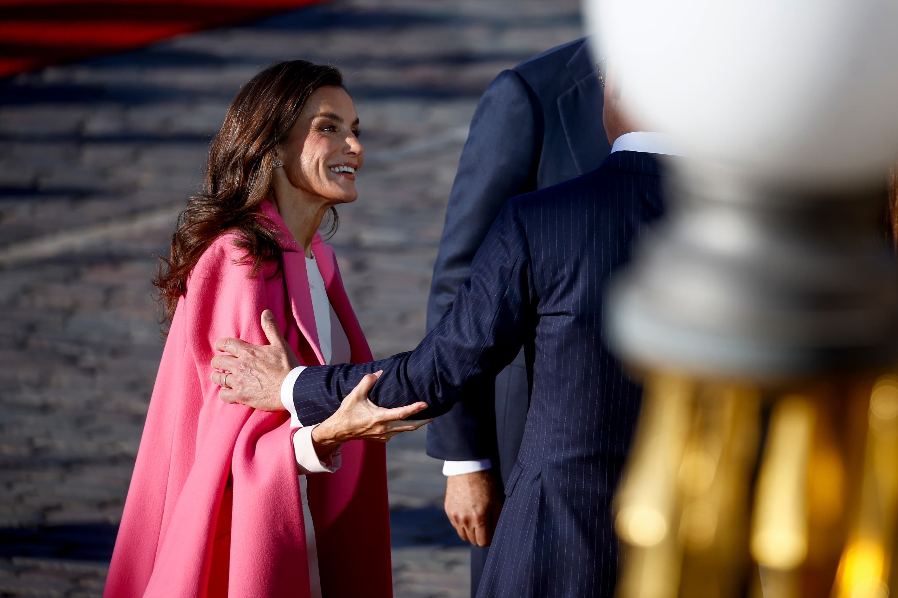 El look viajero y a todo color de la Reina Letizia en Finlandia: un abrigo rosa fresa y un vestido muy especial