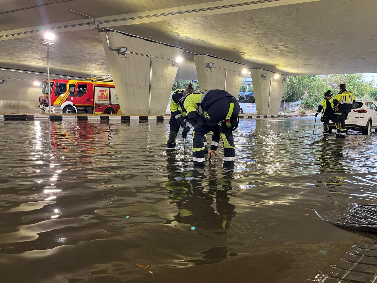 La lluvia inunda varias zonas de la capital y provoca cortes parciales en las líneas 4, 5 y 7 de Metro