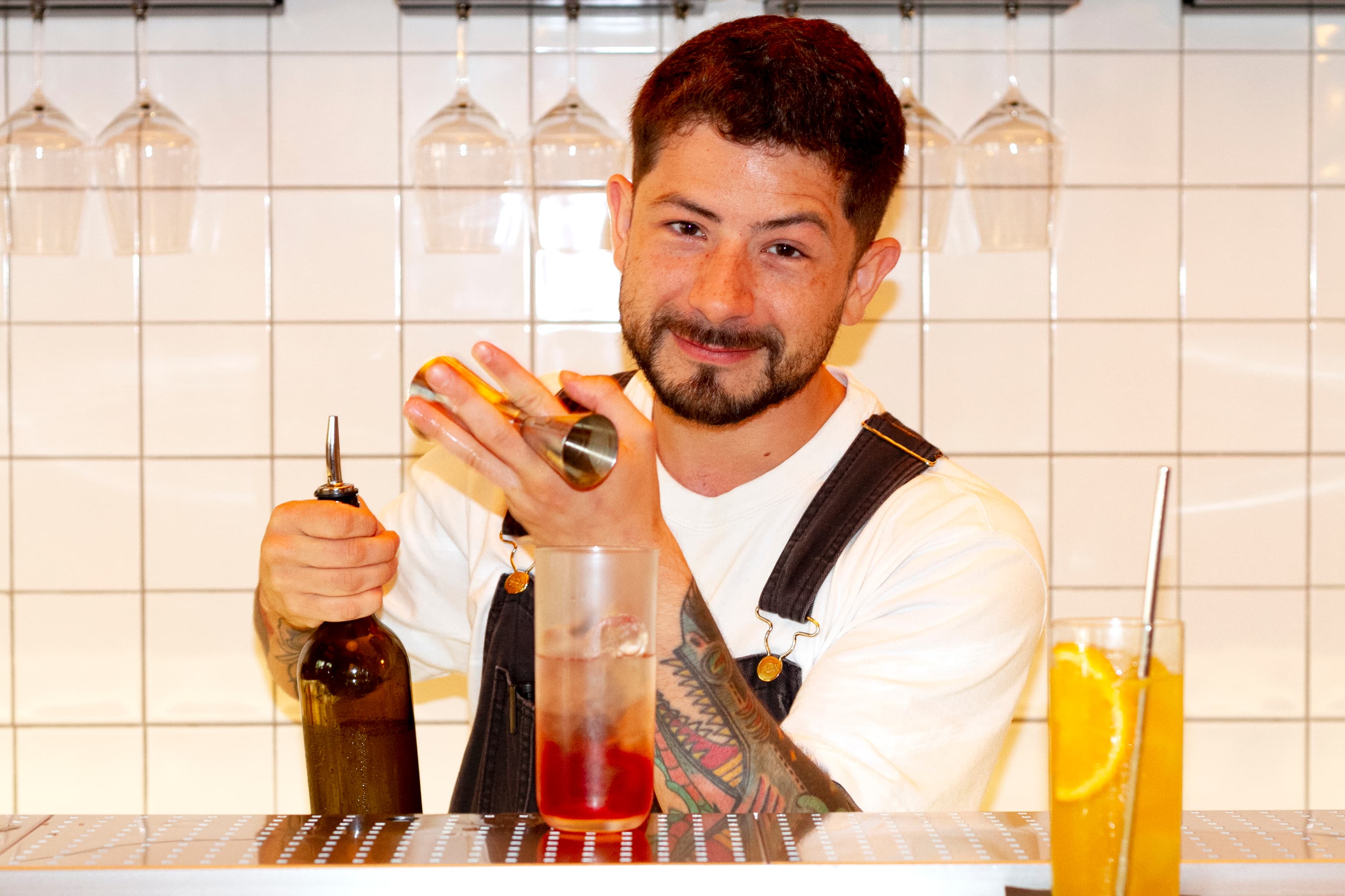Fernando Lobo: el barman costarricense que hace los cócteles más refrescantes de Lavapiés