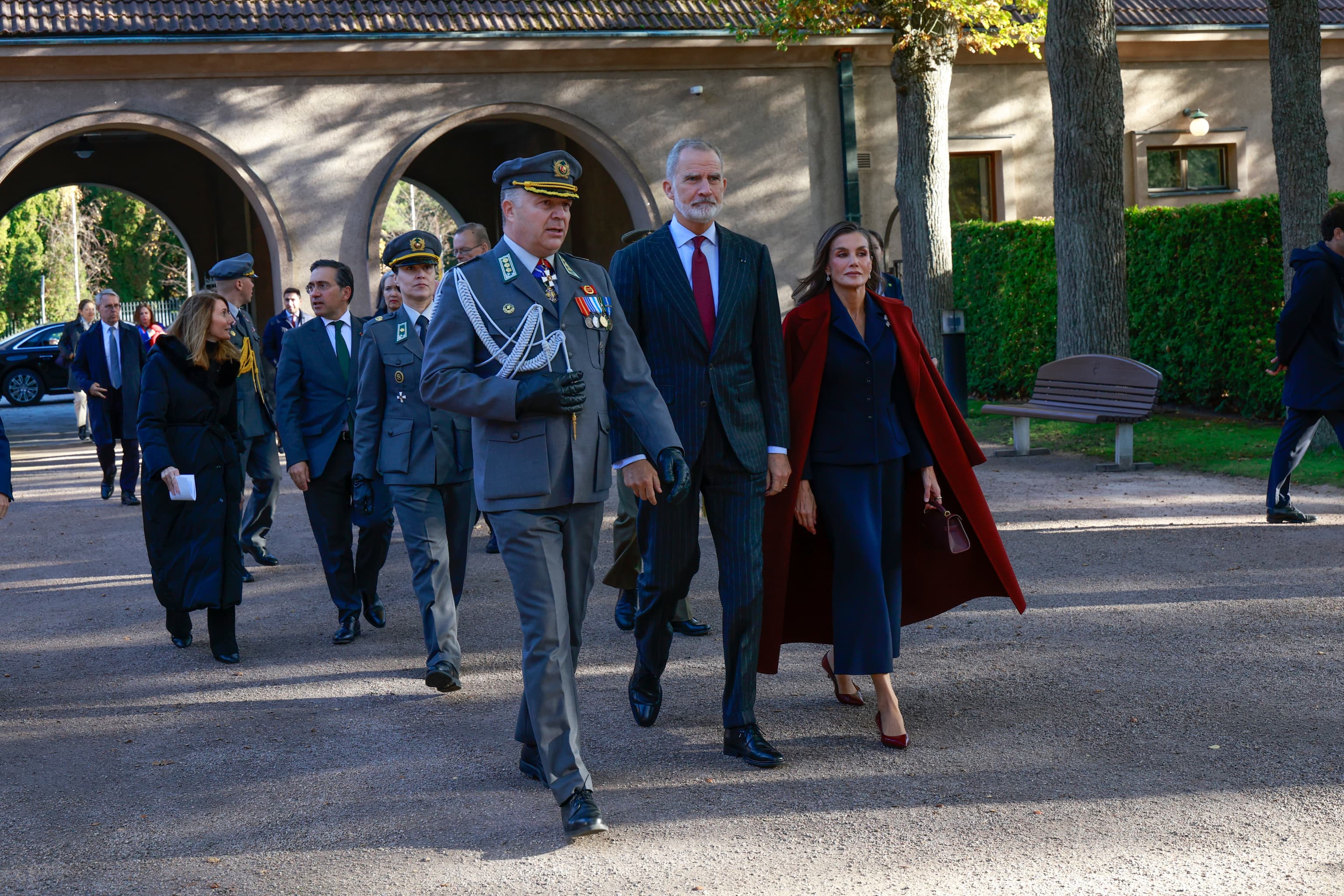 La Reina Letizia inicia su último día en Finlandia con un traje de marca finesa y con un impecable abrigo en rojo cereza con el que se coordina con el Rey