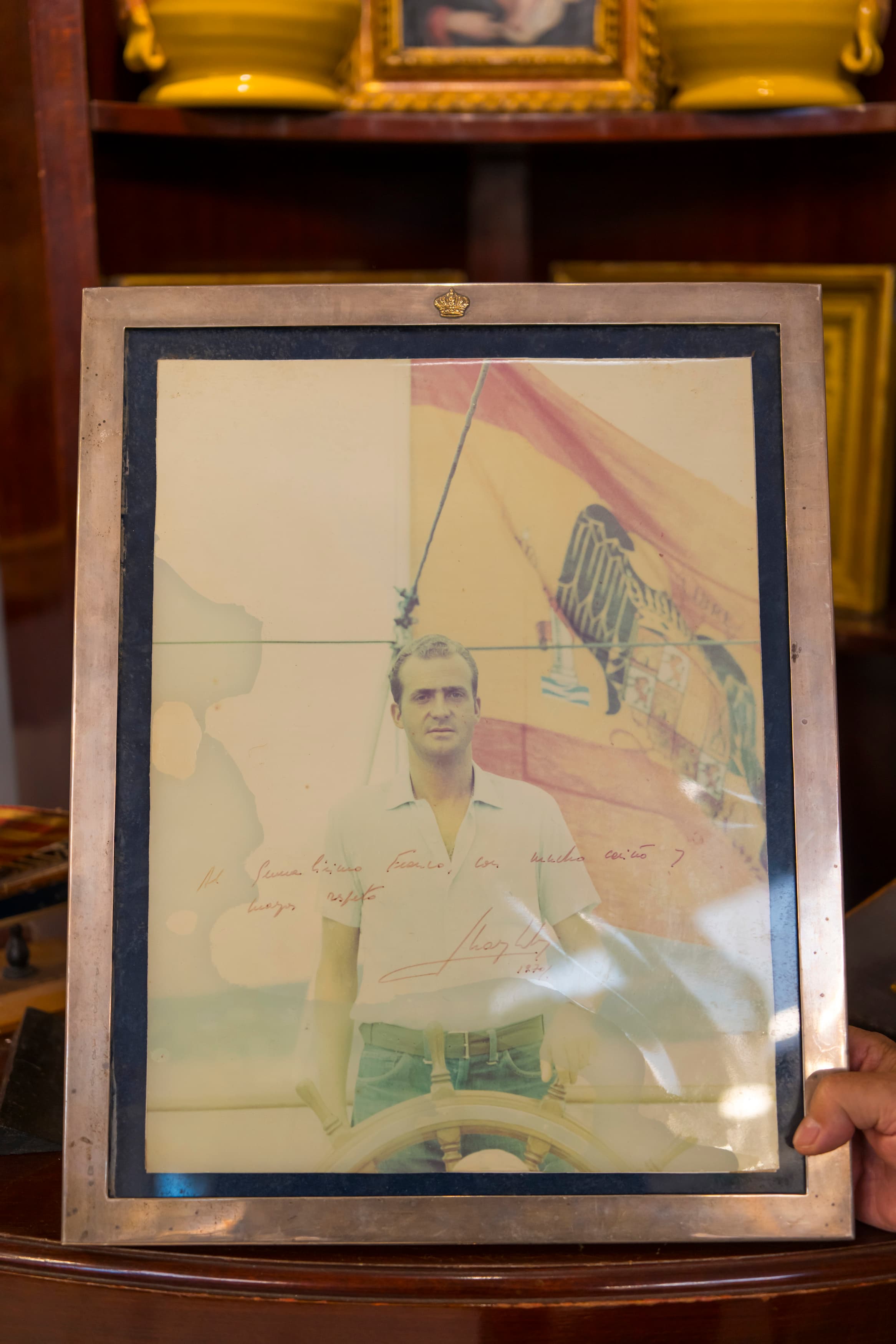 Una foto de Juan Carlos I dedicada a Franco y retratos del dictador, entre los bienes del Pazo de Meirás subastados con ventas de hasta 2.750 euros