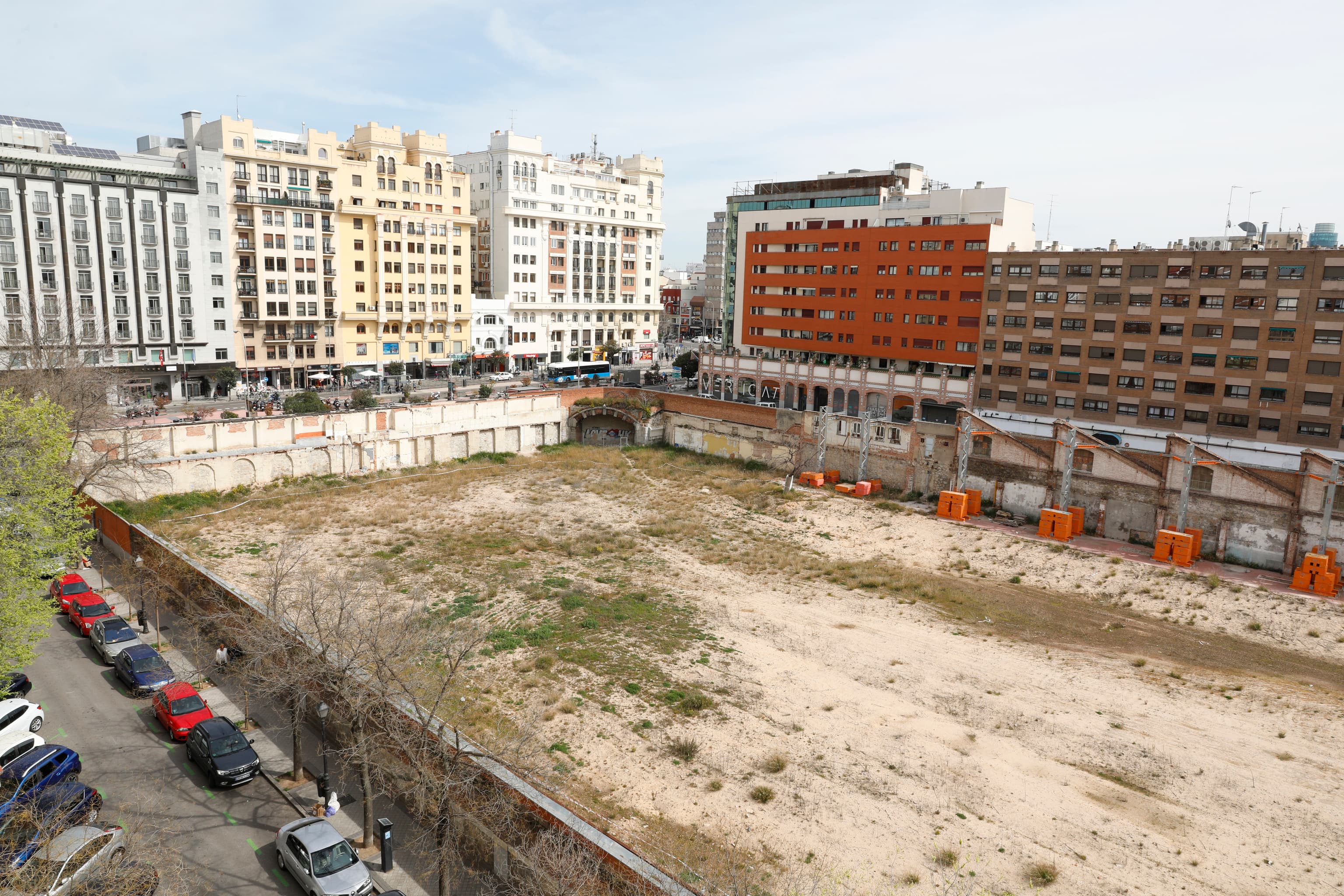 El drama de las cocheras de Cuatro Caminos y las 443 familias olvidadas por la izquierda en plena crisis de la vivienda: "Hemos gastado 200.000 euros desde 2014 y seguimos sin piso"