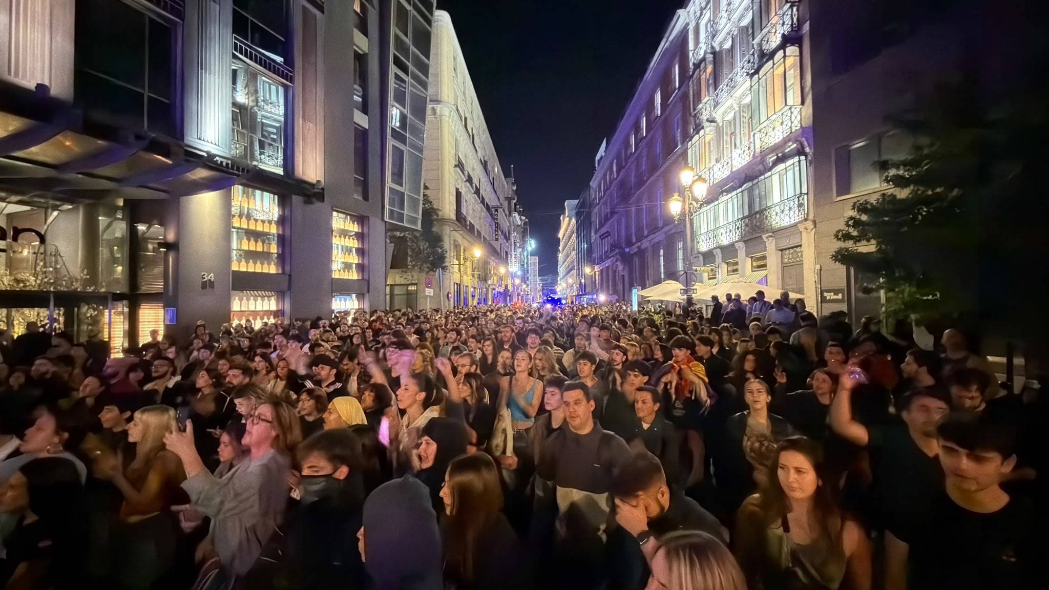 Los acampados de Sol marchan hacia el Congreso tras la muerte de Maricarmen: "¡Asesinos!" y "Vergüenza, vergüenza"