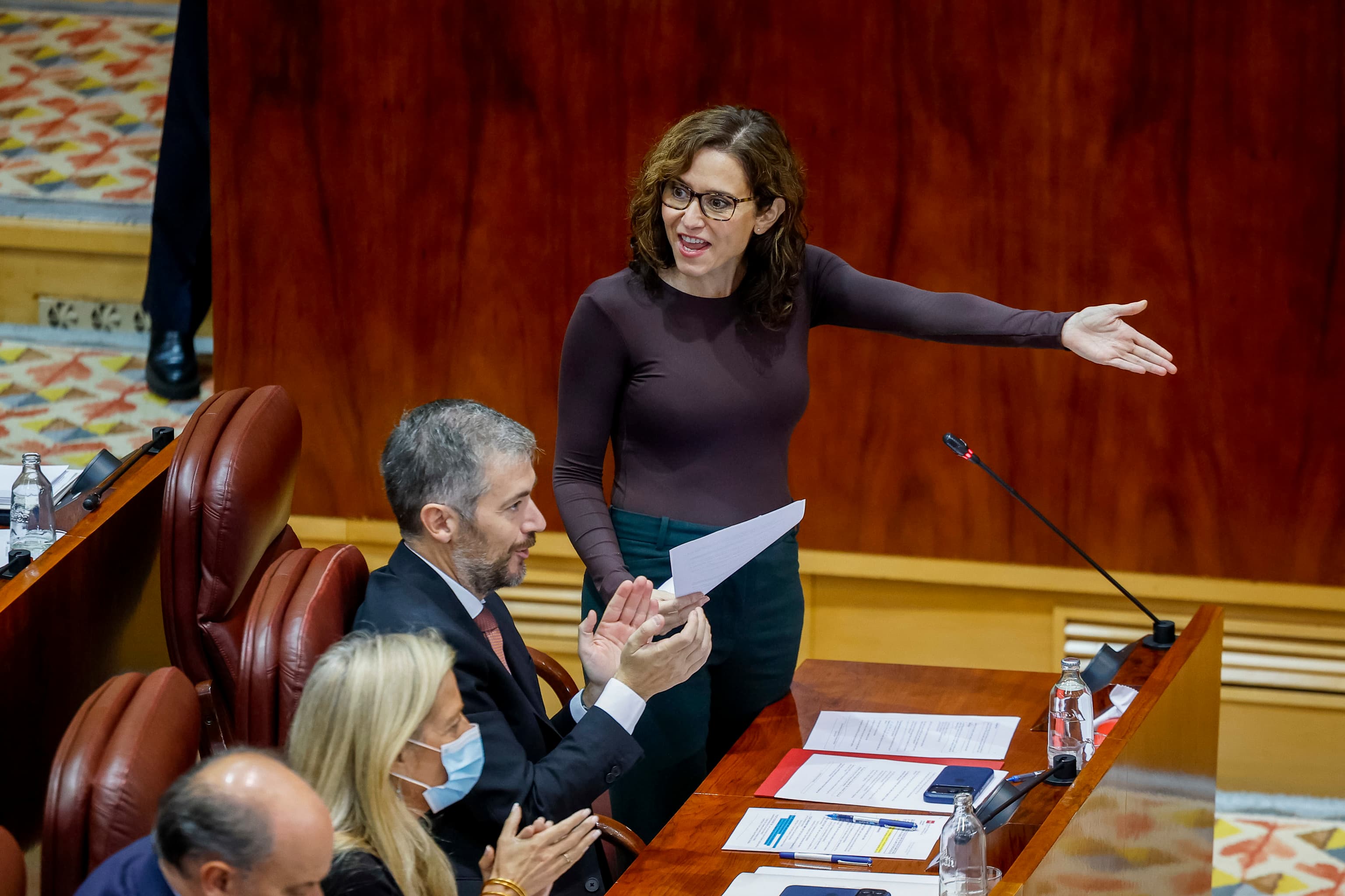 Alta tensión en la Asamblea por la muerte de Maricarmen: el PP de Ayuso denuncia "amenazas físicas" después de que la izquierda augure que "no habrá paz en las calles de Madrid"