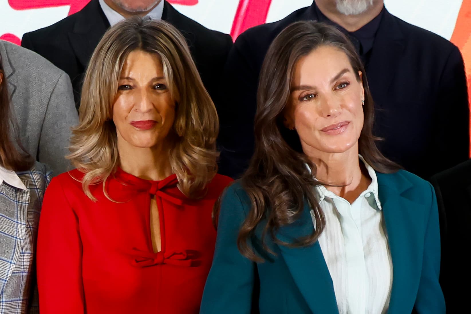 La Reina Letizia y Yolanda Díaz, dos formas radicalmente diferentes de usar el rojo, con intención, en el día de la salud mental