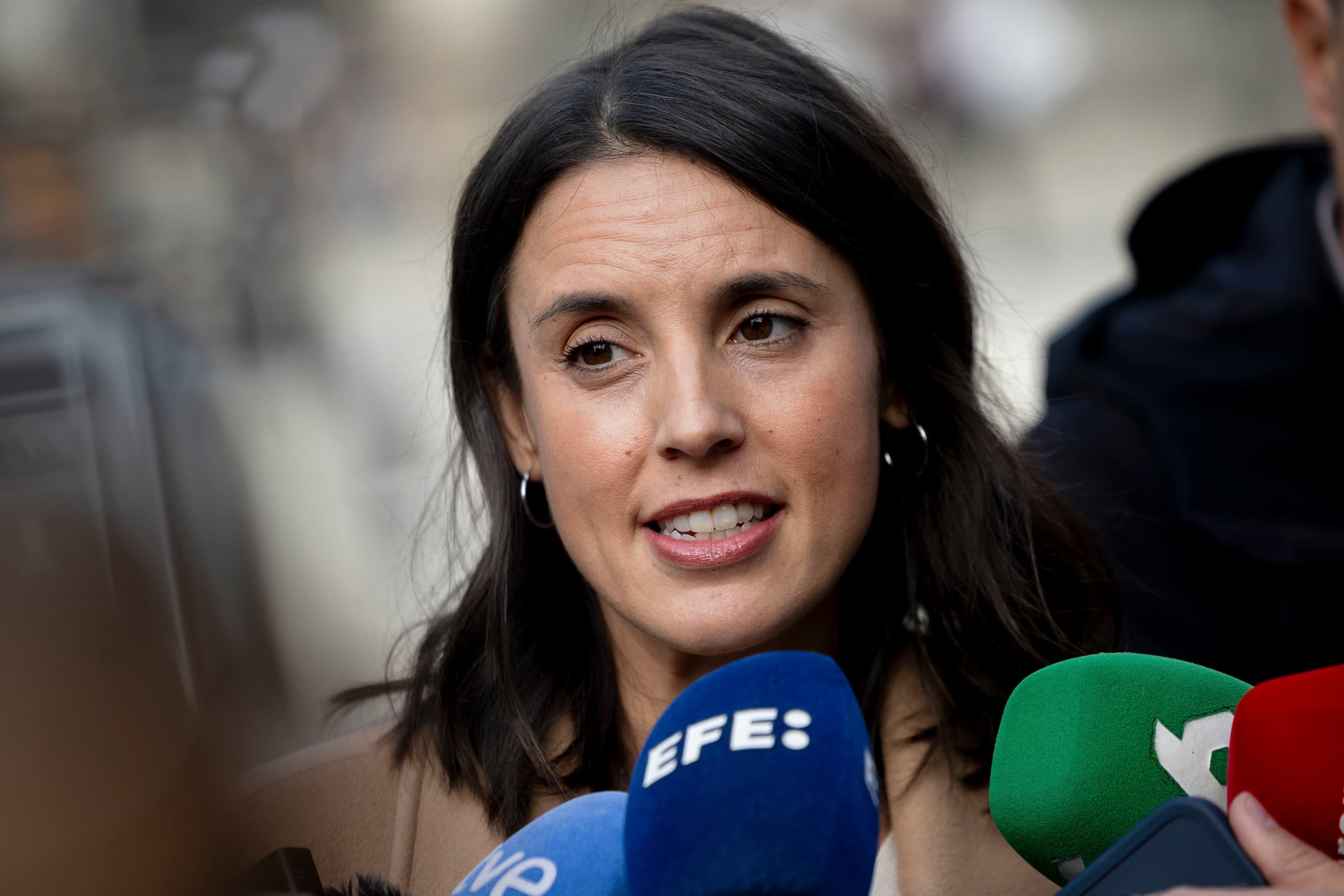 Podemos protege la negociación con el Frente Amplio: carga sólo contra el PSOE y promete ser "el Robin Hood que coja el dinero a los ricos"