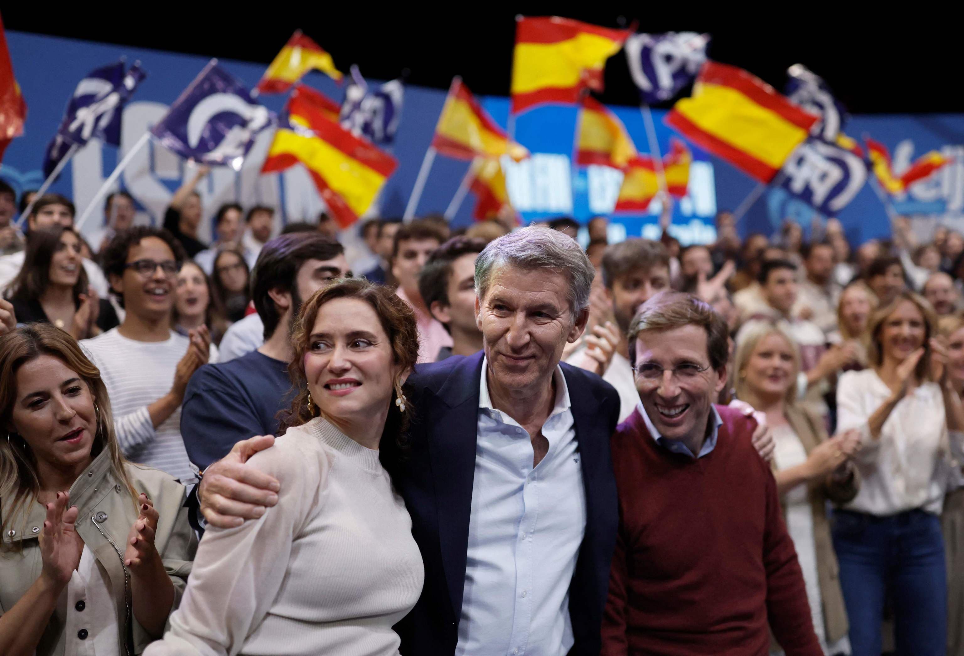 Feijóo lanza la precampaña prometiendo "responder a la mafia con democracia" y Ayuso carga contra la acampada de Sol manejada por "un grupo con antecedentes terroristas"