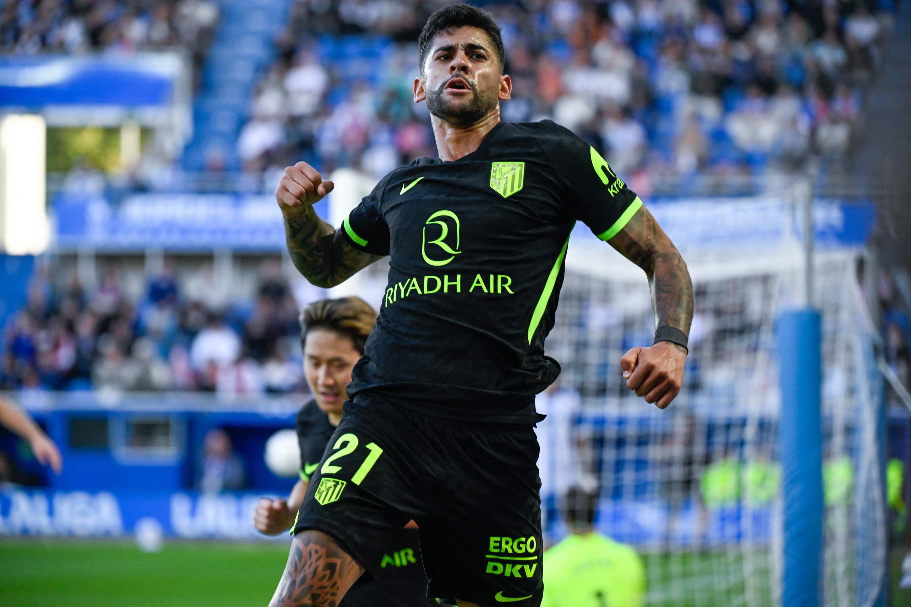 El Cuti Romero da la victoria al Atlético ante un Alavés que se quedó con 10