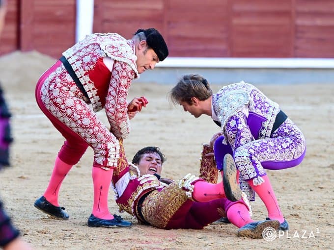 Grave cornada de Álvaro Serrano en su encerrona en Las Ventas