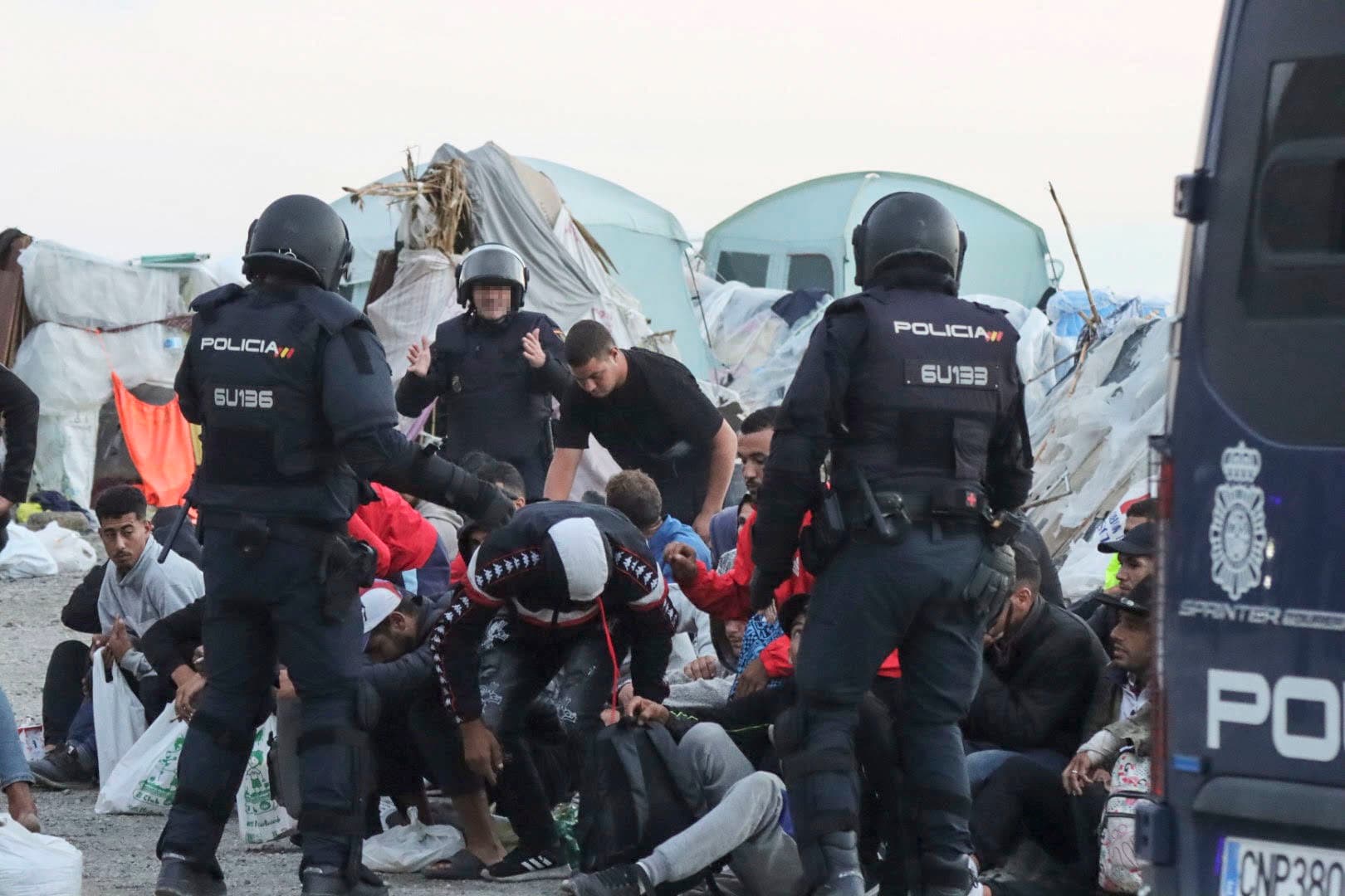 La Policía se despliega en la playa de El Guano de Ceuta para desalojar el último gran asentamiento ilegal de inmigrantes