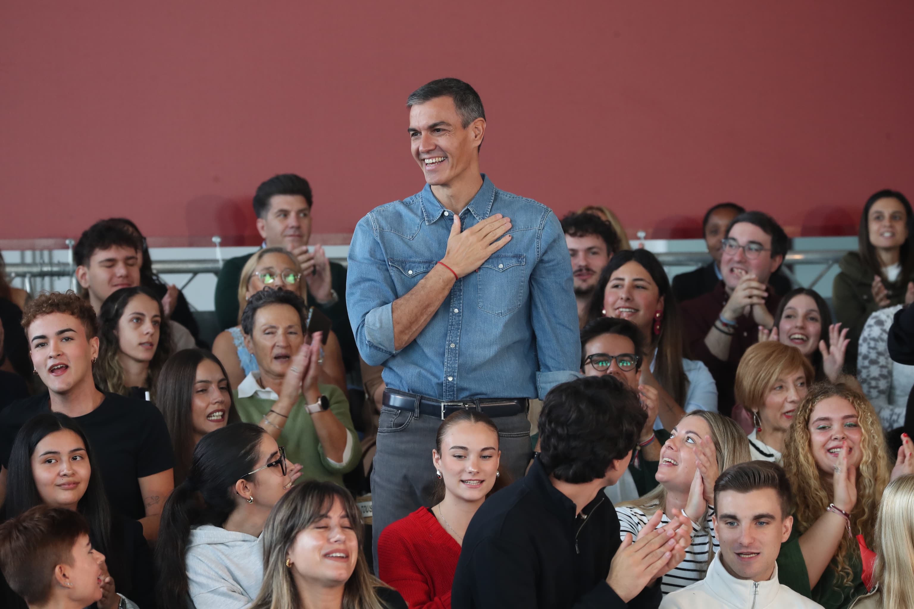 Sánchez llama a la movilización de pensionistas, mujeres, colectivo LGTBI y jóvenes para lograr un nuevo Gobierno progresista