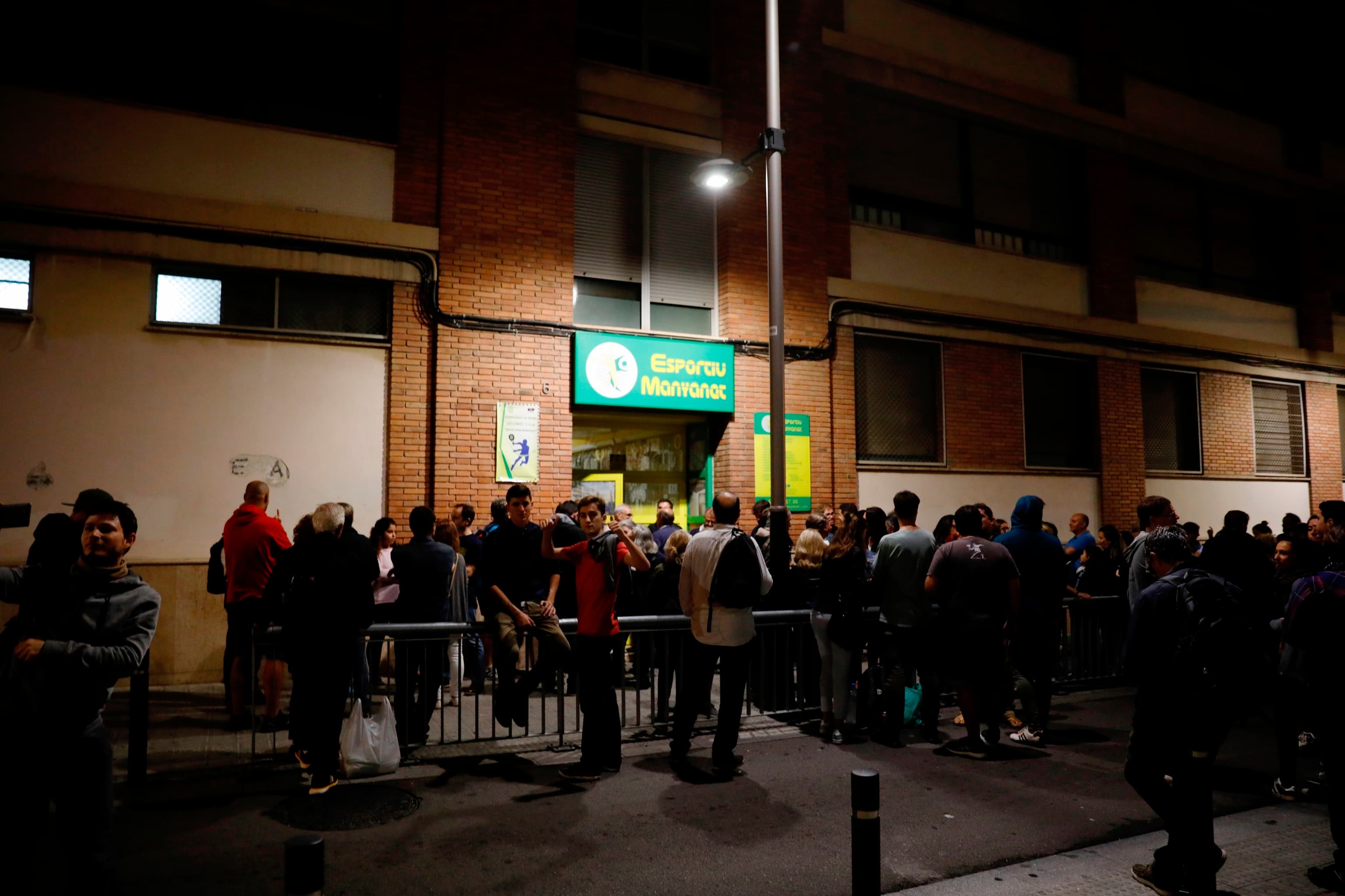 Un colegio de Barcelona pide 70.000 euros a los padres de dos alumnos que se suicidaron