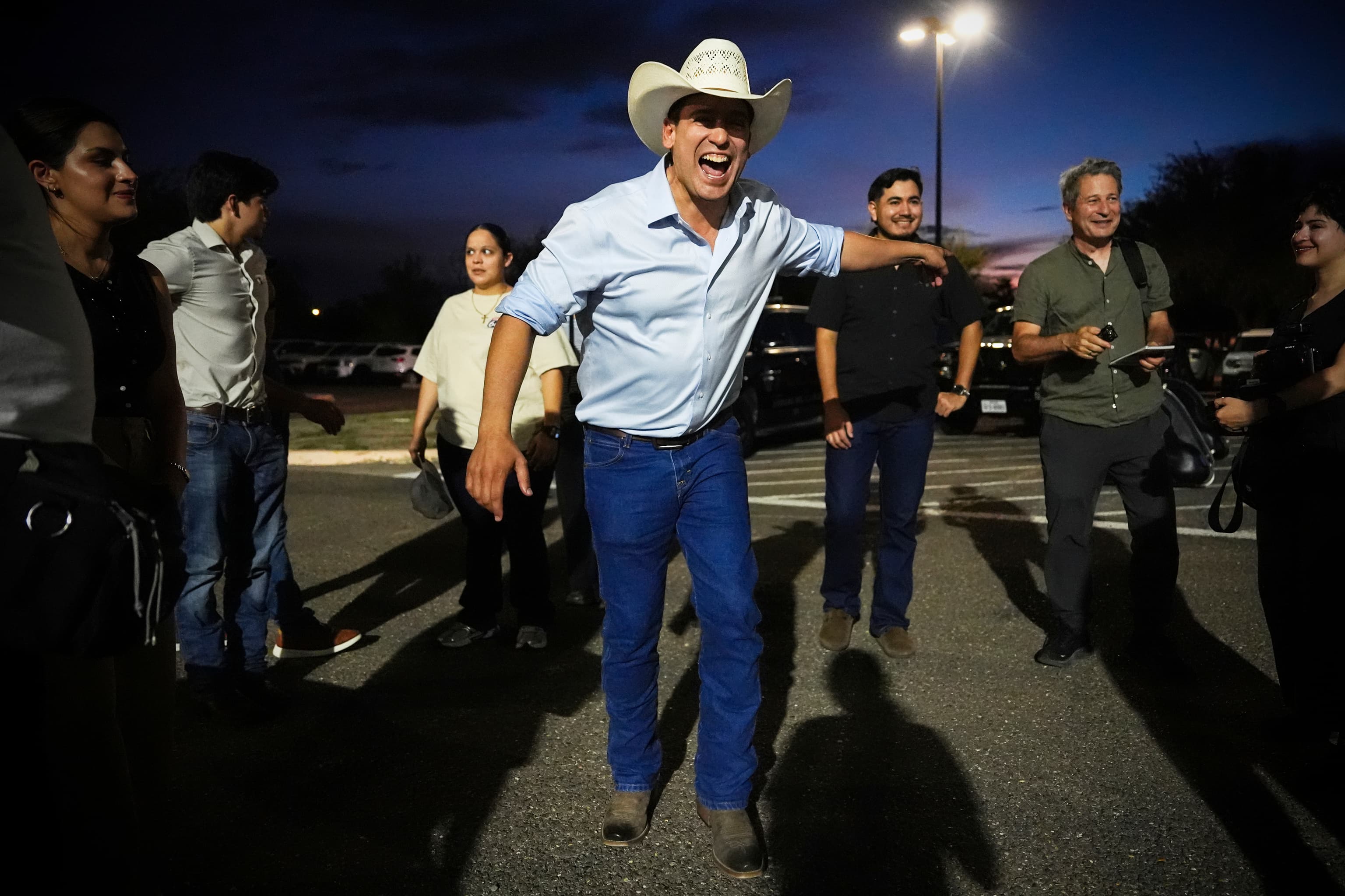 Cumbias en español y las botas vaqueras de Bobby Pulido para desafiar al trumpismo en Texas