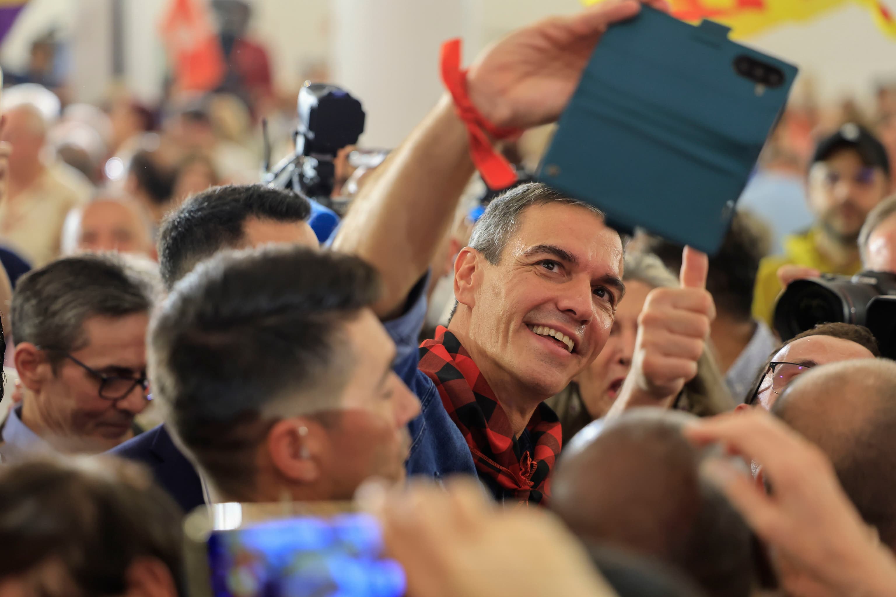 Tensión en el PSOE ante las posibles imposiciones de Ferraz en las listas con 4 puntos calientes
