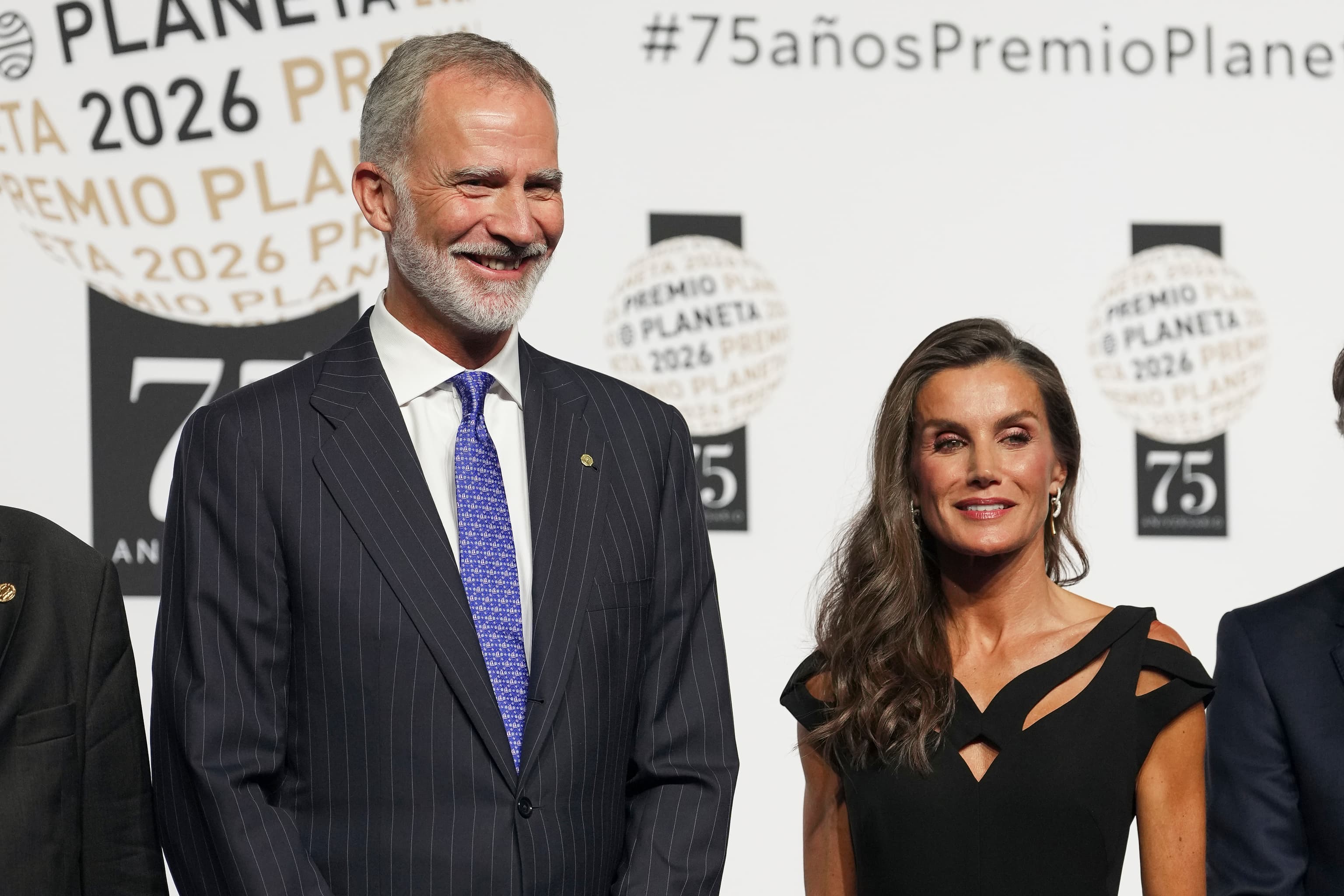La Reina Letizia apuesta por un vestido de escote escultórico (y gana) en el Premio Planeta