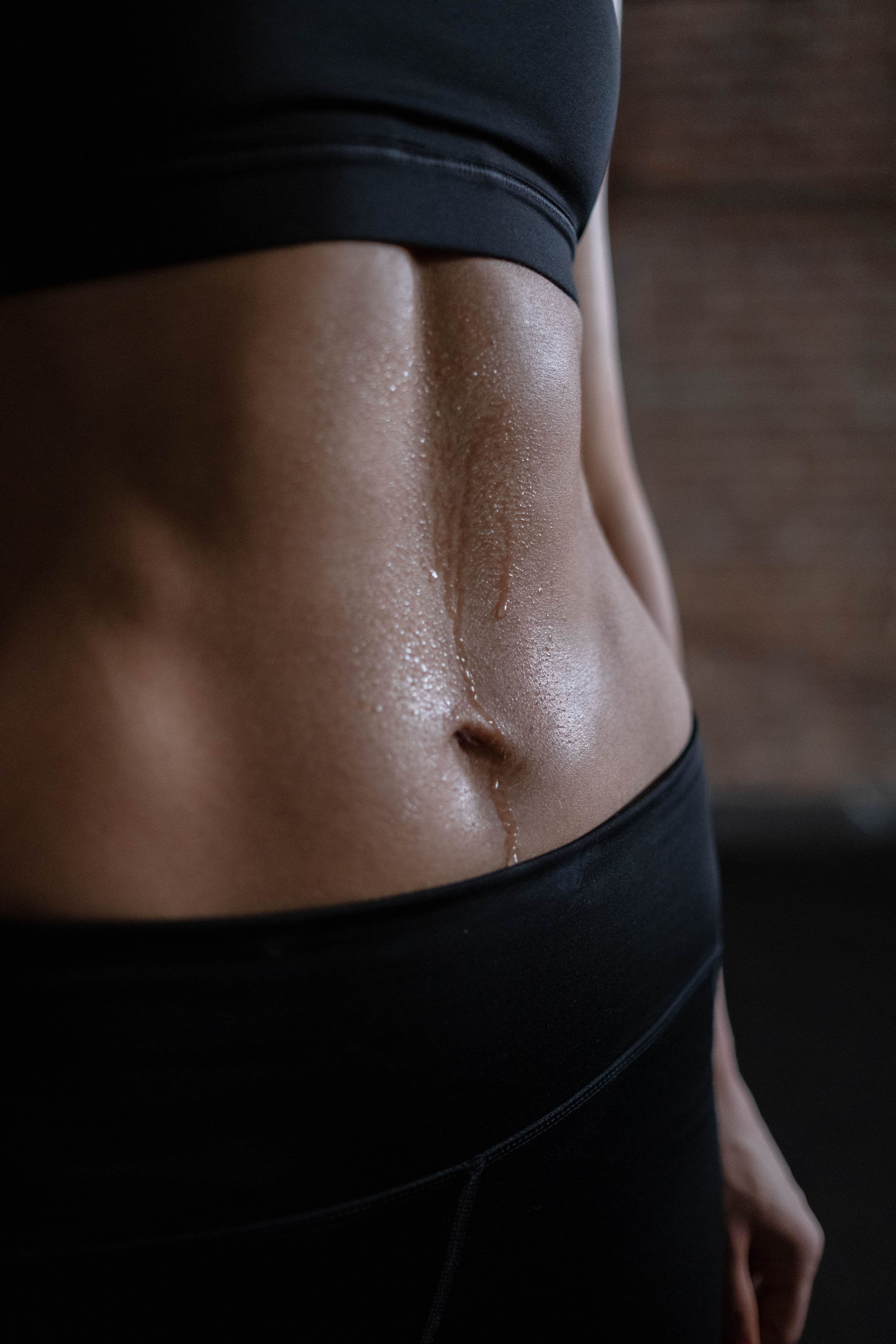¿Comes bien y haces ejercicio, pero no consigues perder la grasa abdominal? Una nutricionista explica por qué