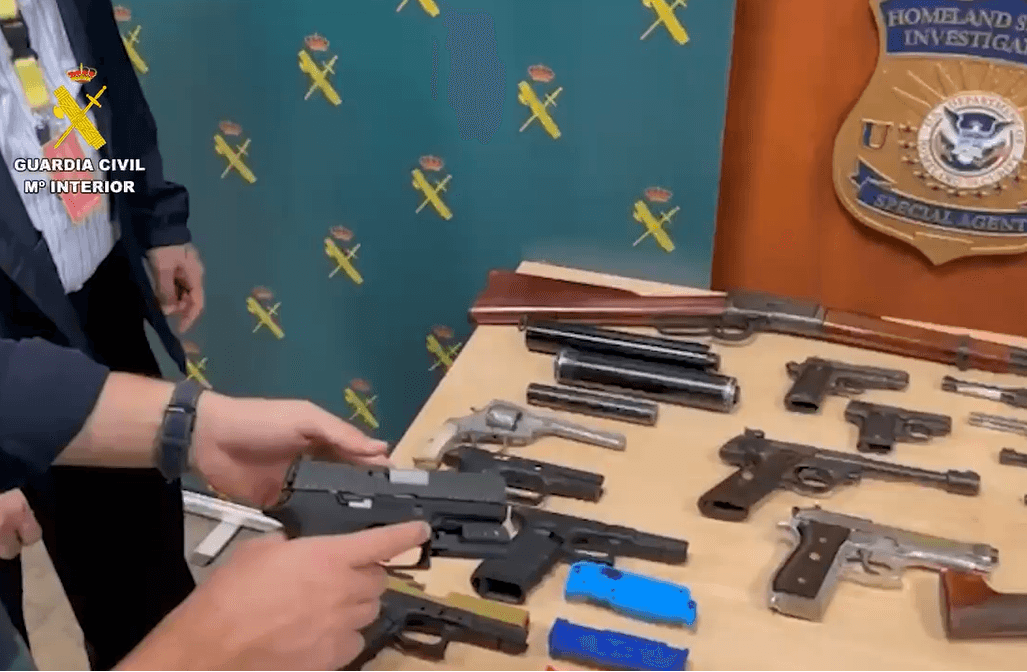 Detenido en Madrid por traficar con armas que montaba con piezas compradas por internet