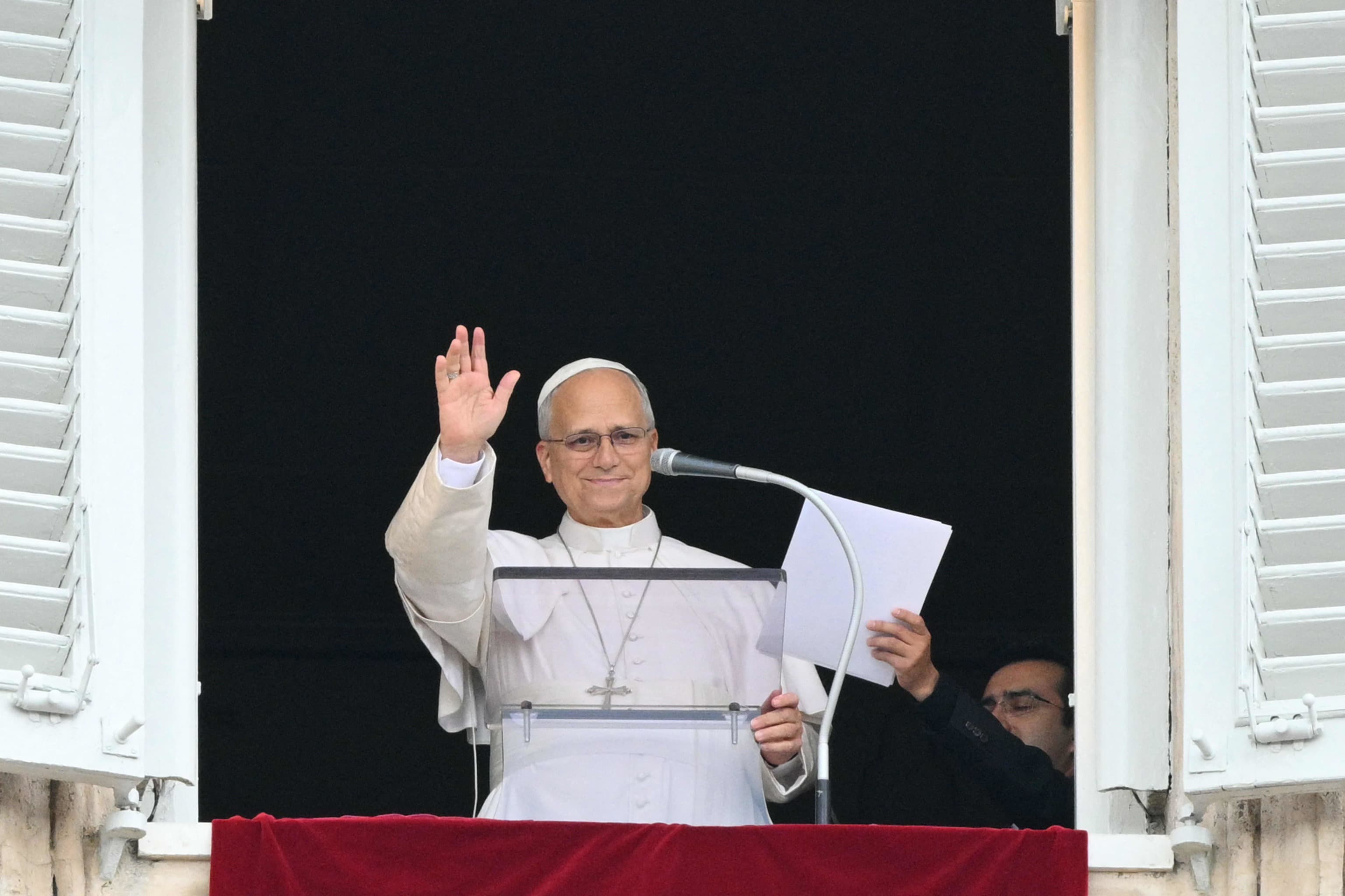 León XIV reza el Ángelus en la Plaza de San Pedro tras su discurso y emotivo saludo a los fieles: "Gracias, siento vuestro apoyo. Ahora retomaré mis funciones"