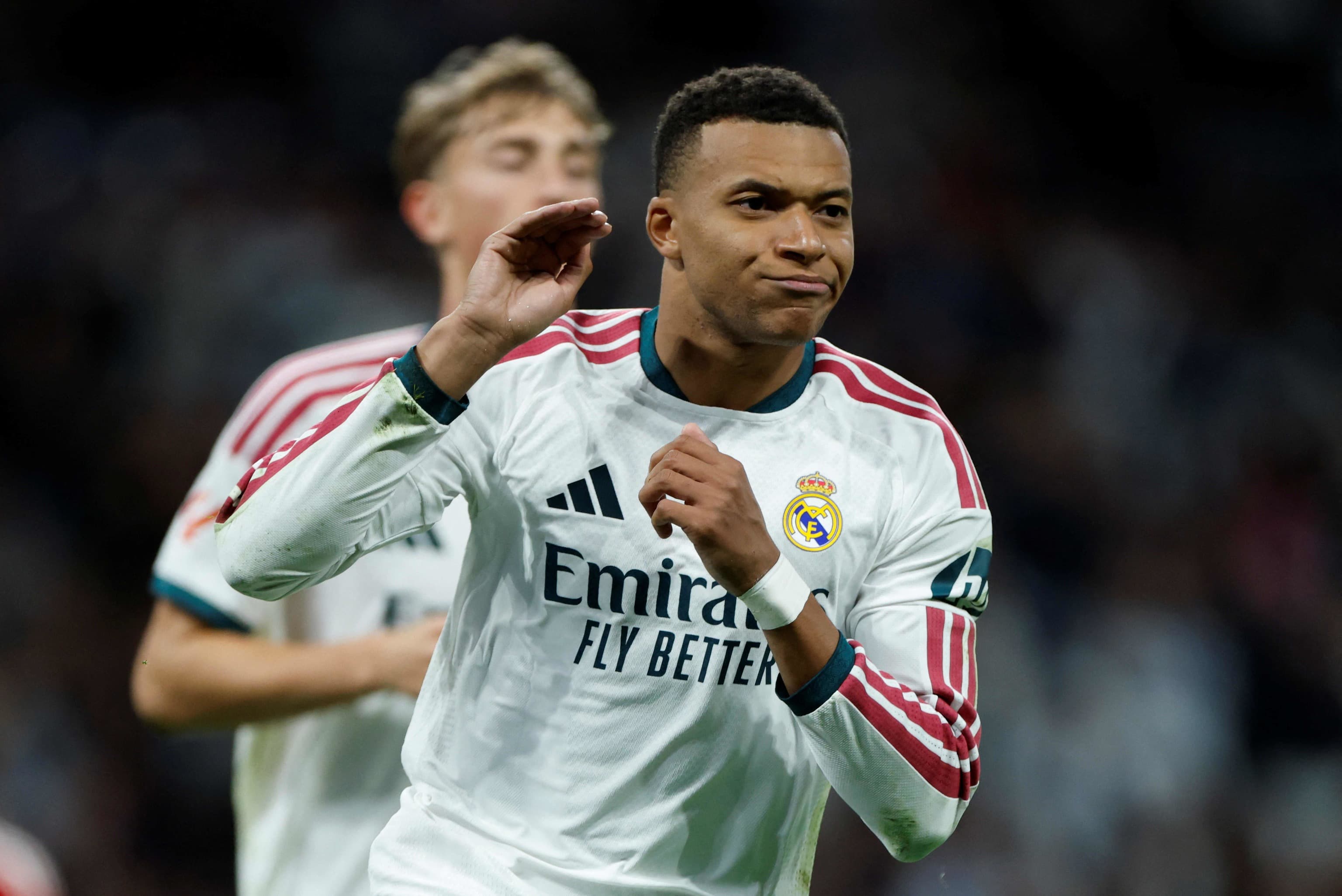 El Madrid se impone al Sevilla con polémica y el fútbol-ficción de Mbappé a una semana del clásico